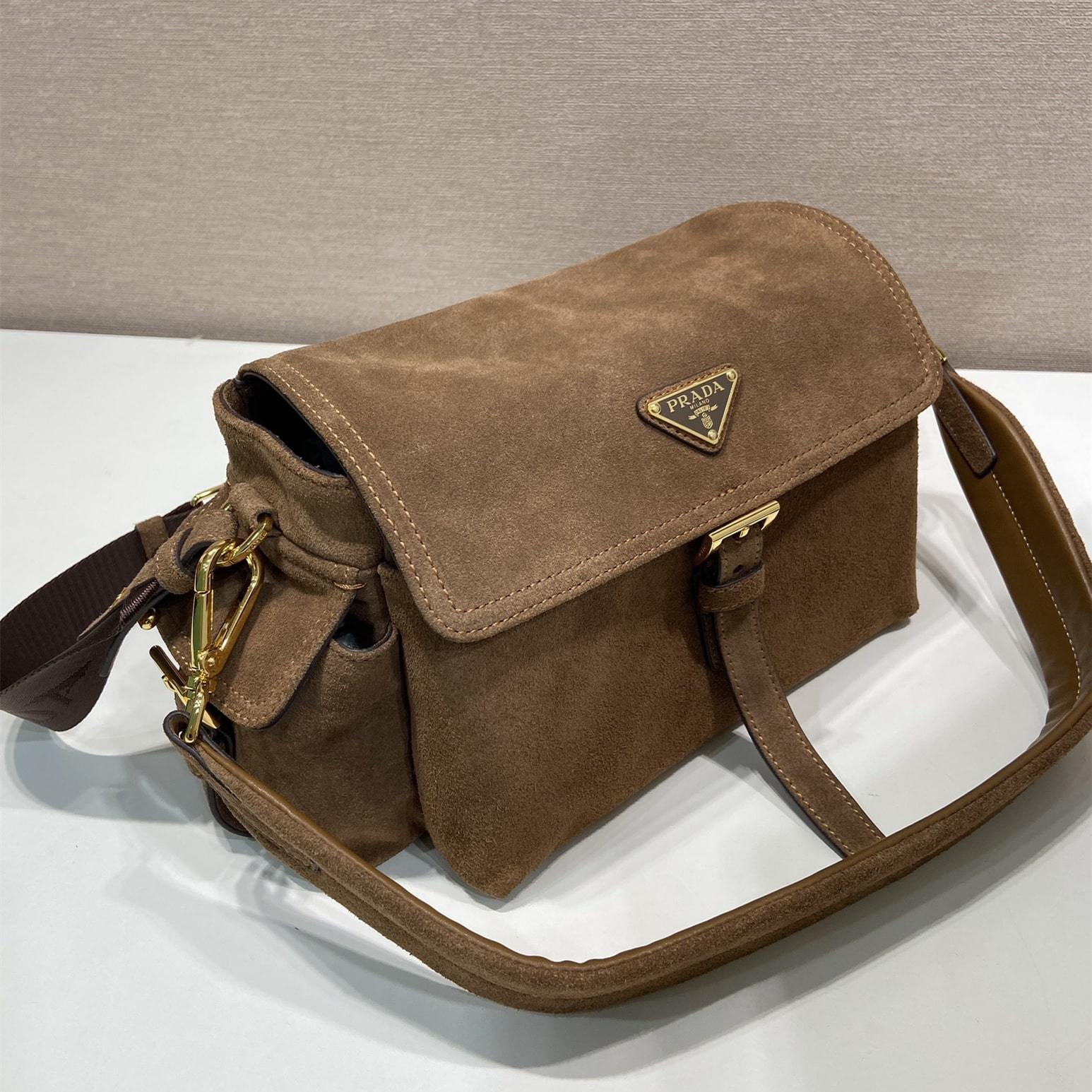 高仿Prada*Explore系列1BD394麂皮郵差包中號肉桂色免檢版