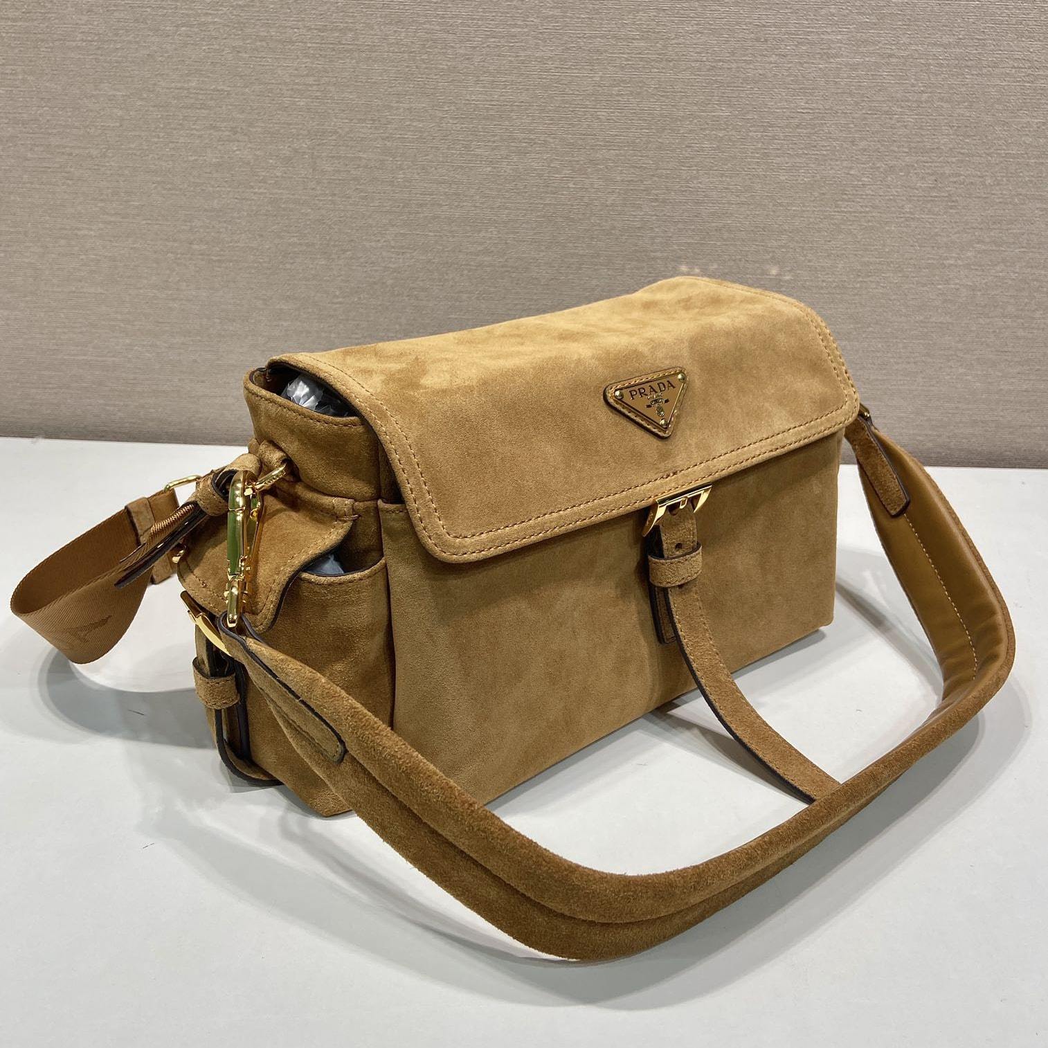 高仿Prada*Explore系列1BD394麂皮郵差包中號棕色免檢版