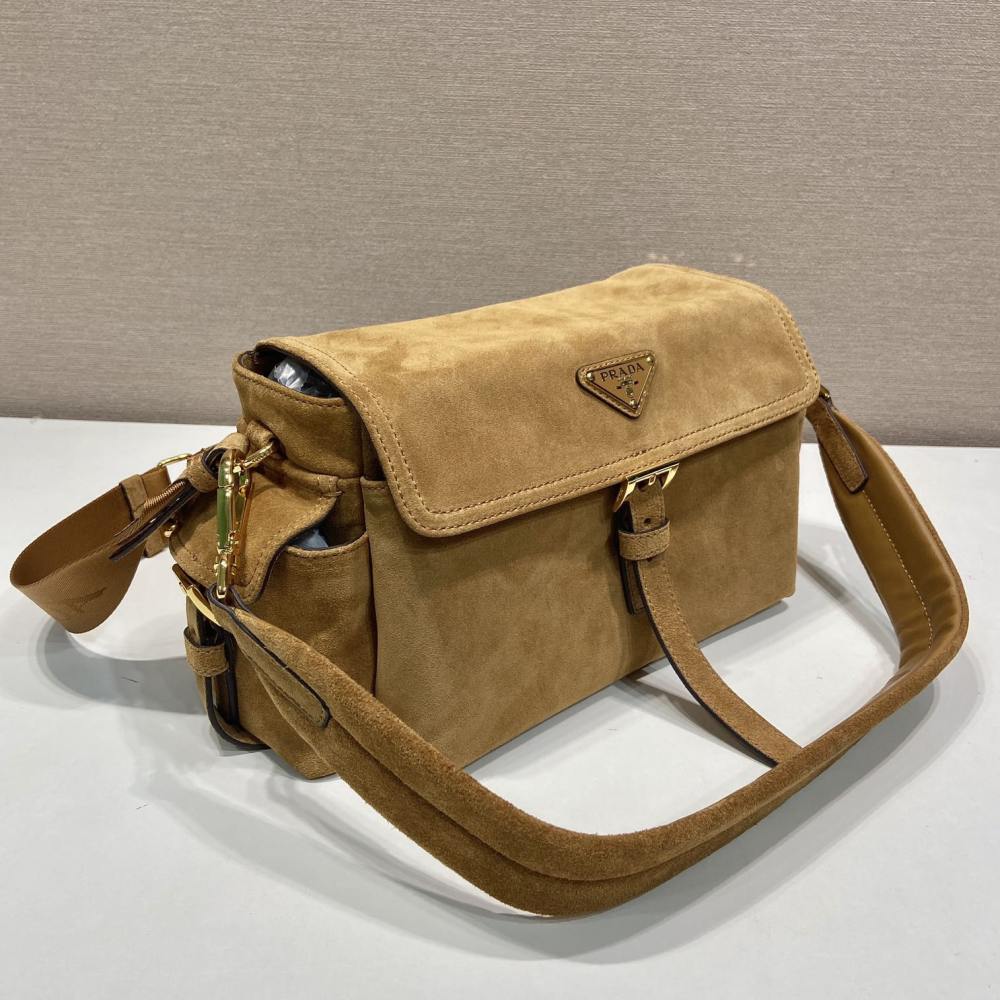 高仿Prada*Explore系列1BD394麂皮郵差包中號棕色免檢版
