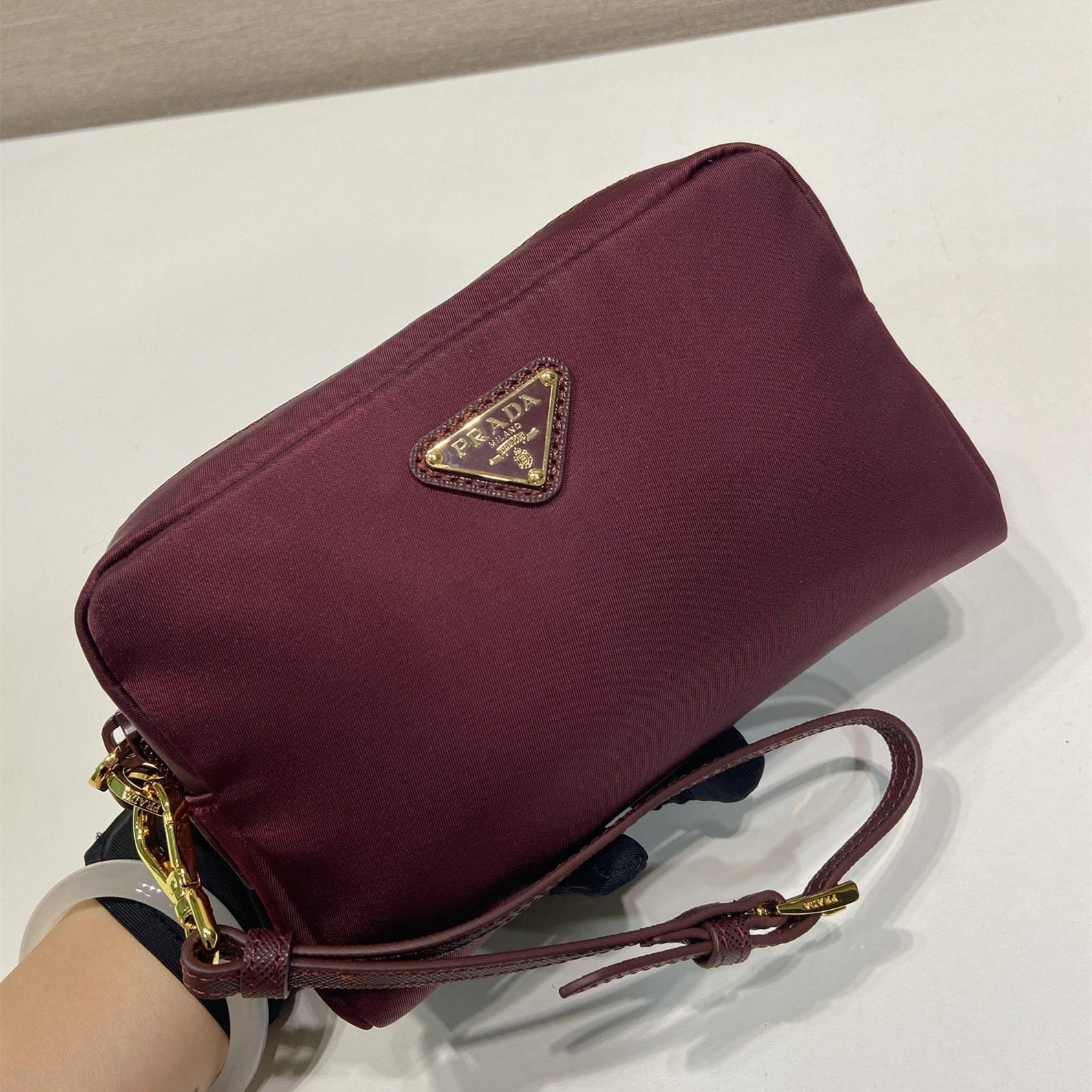 高仿Prada*RE-Nylon系列1NS021手拿包酒紅色小號免檢版