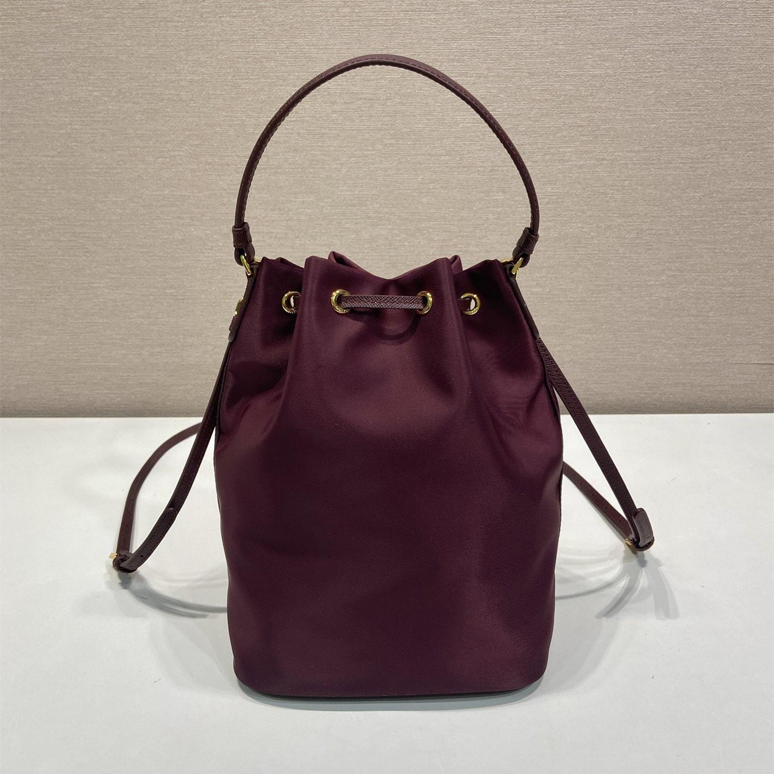 高仿Prada*RE-Nylon系列1BH038水桶包酒紅色免檢版