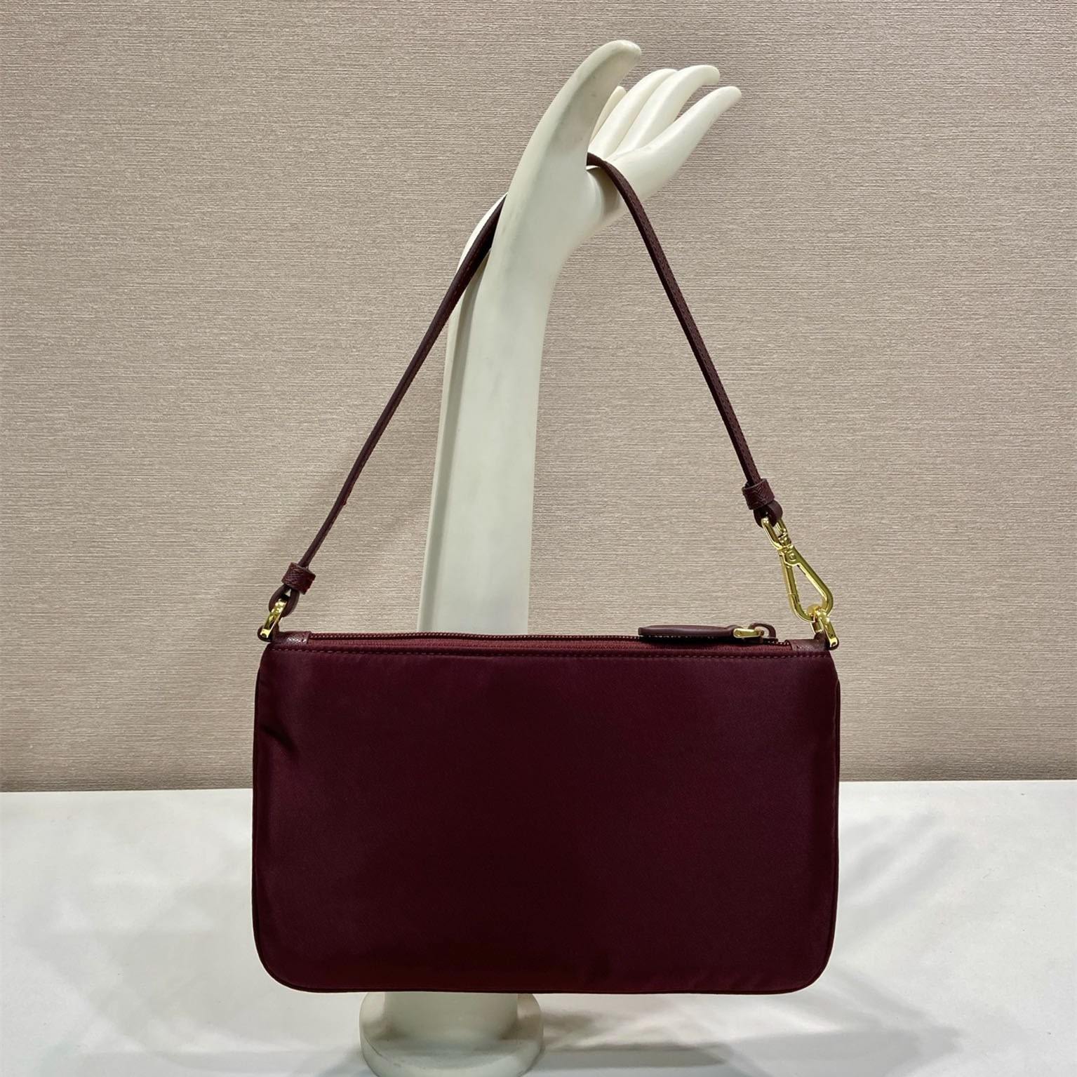 高仿Prada*RE-Nylon系列1NE545腋下包酒紅色免檢版