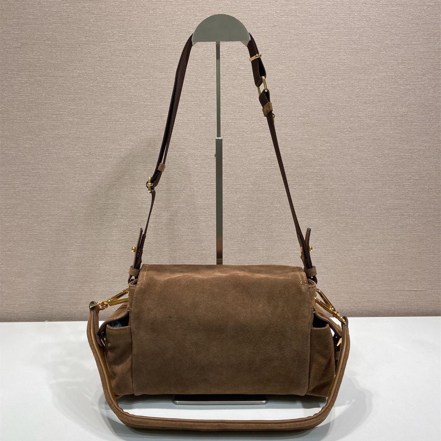 高仿Prada*Explore系列1BD394麂皮郵差包中號肉桂色免檢版