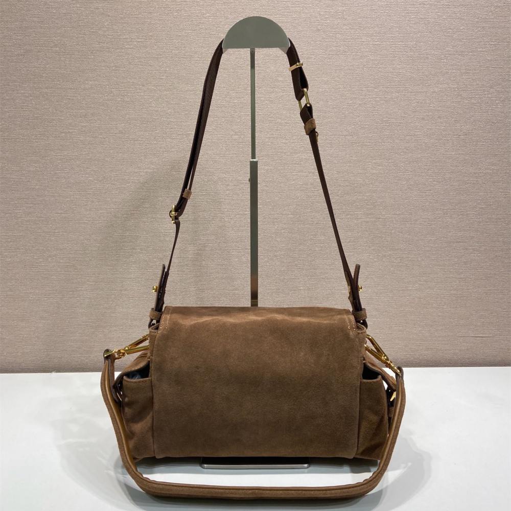 高仿Prada*Explore系列1BD394麂皮郵差包中號肉桂色免檢版