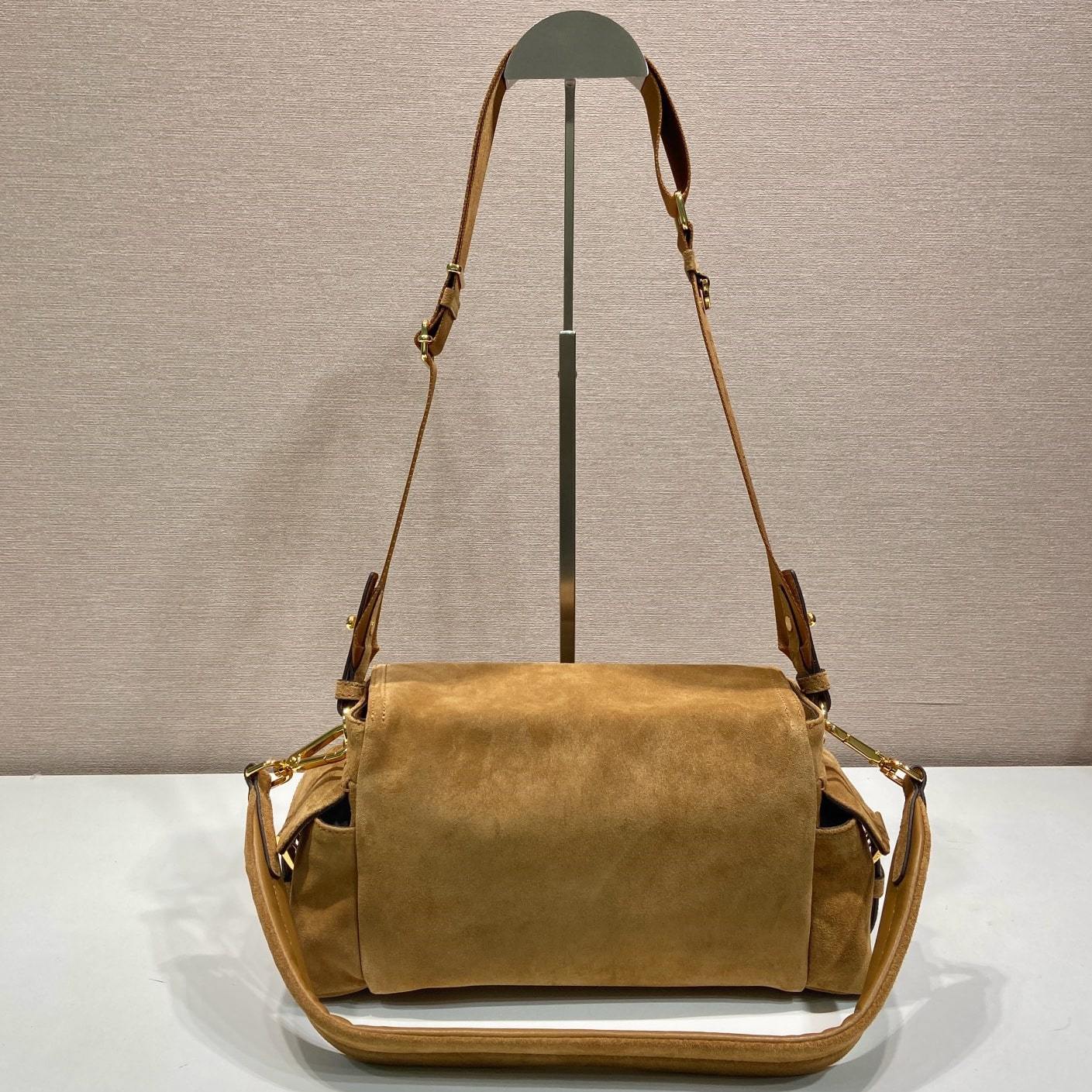 高仿Prada*Explore系列1BD394麂皮郵差包中號棕色免檢版