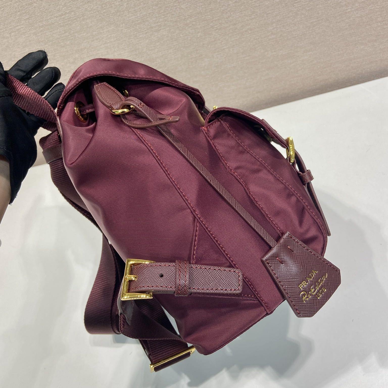 高仿Prada*RE-Nylon系列1BZ677雙肩包酒紅色小號免檢版