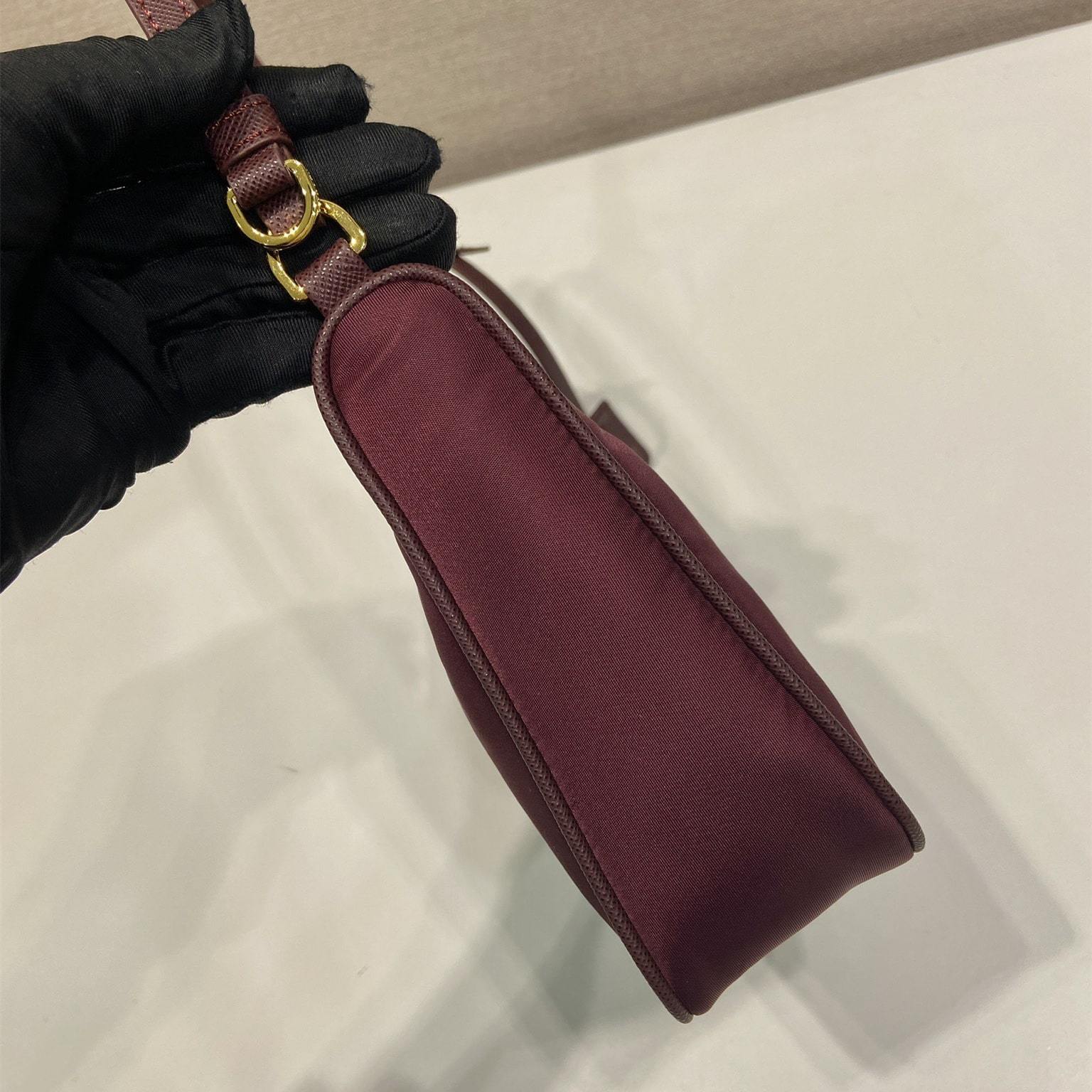 高仿Prada*RE-Nylon系列1N204M腋下包酒紅色Mini免檢版