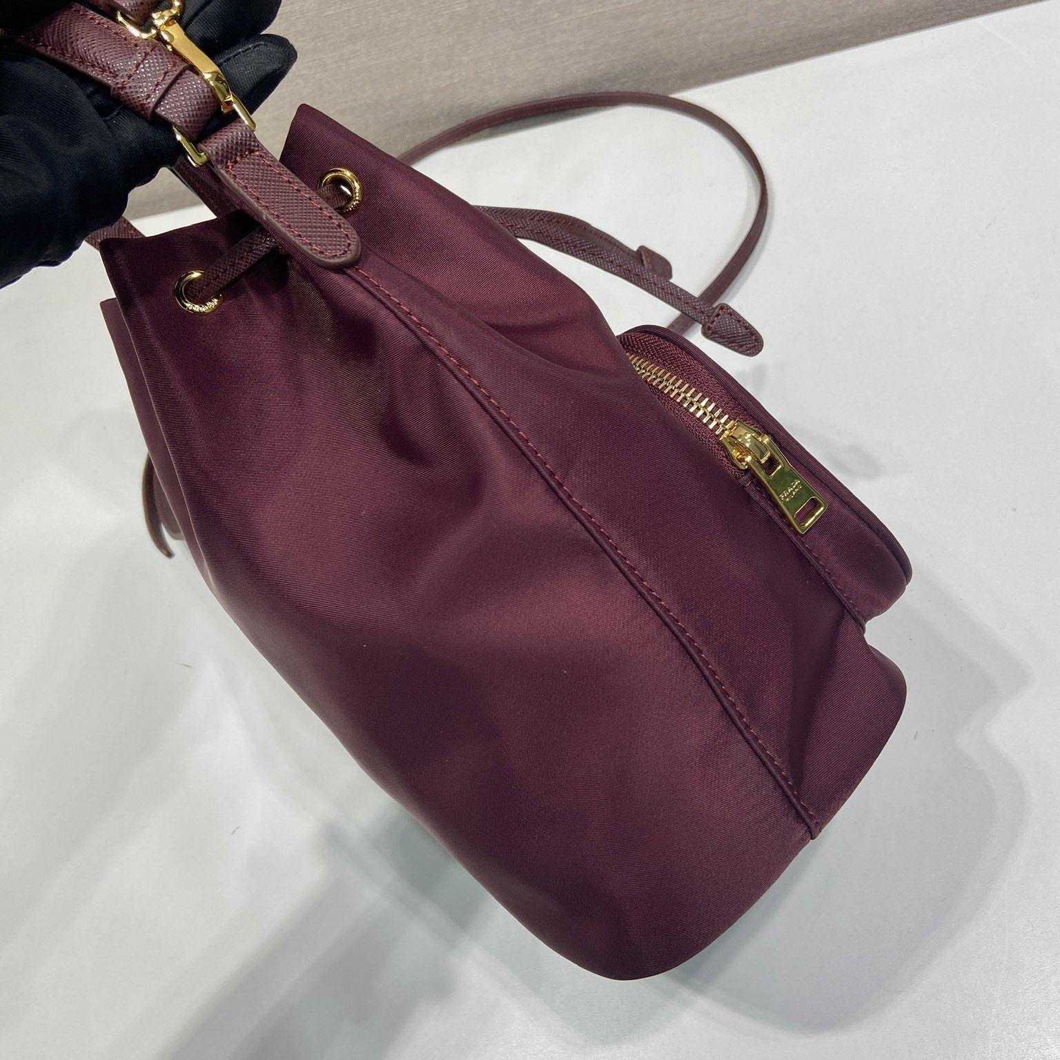 高仿Prada*RE-Nylon系列1BH038水桶包酒紅色免檢版