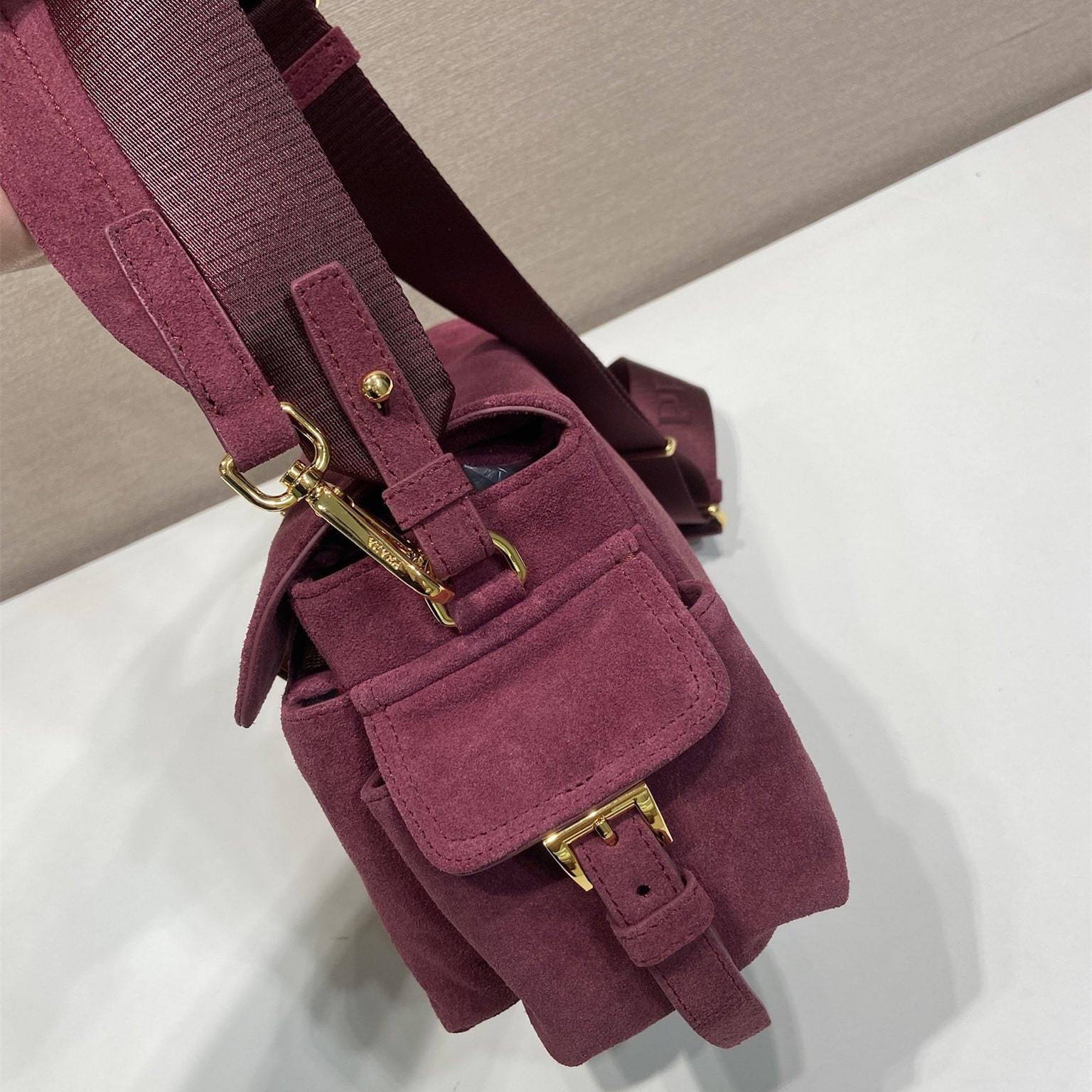 高仿Prada*Explore系列1BD394麂皮郵差包中號酒紅色免檢版