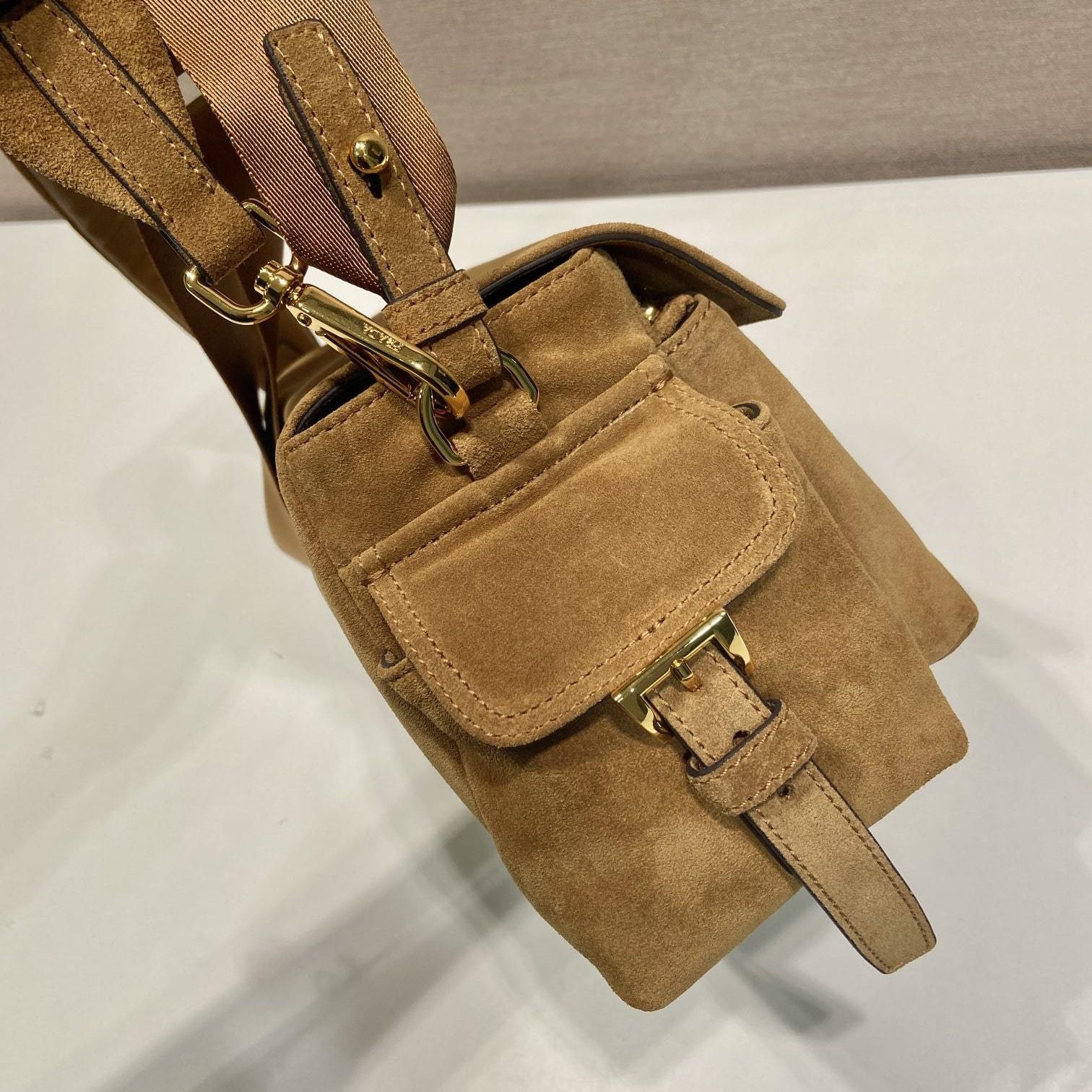 高仿Prada*Explore系列1BD394麂皮郵差包中號棕色免檢版