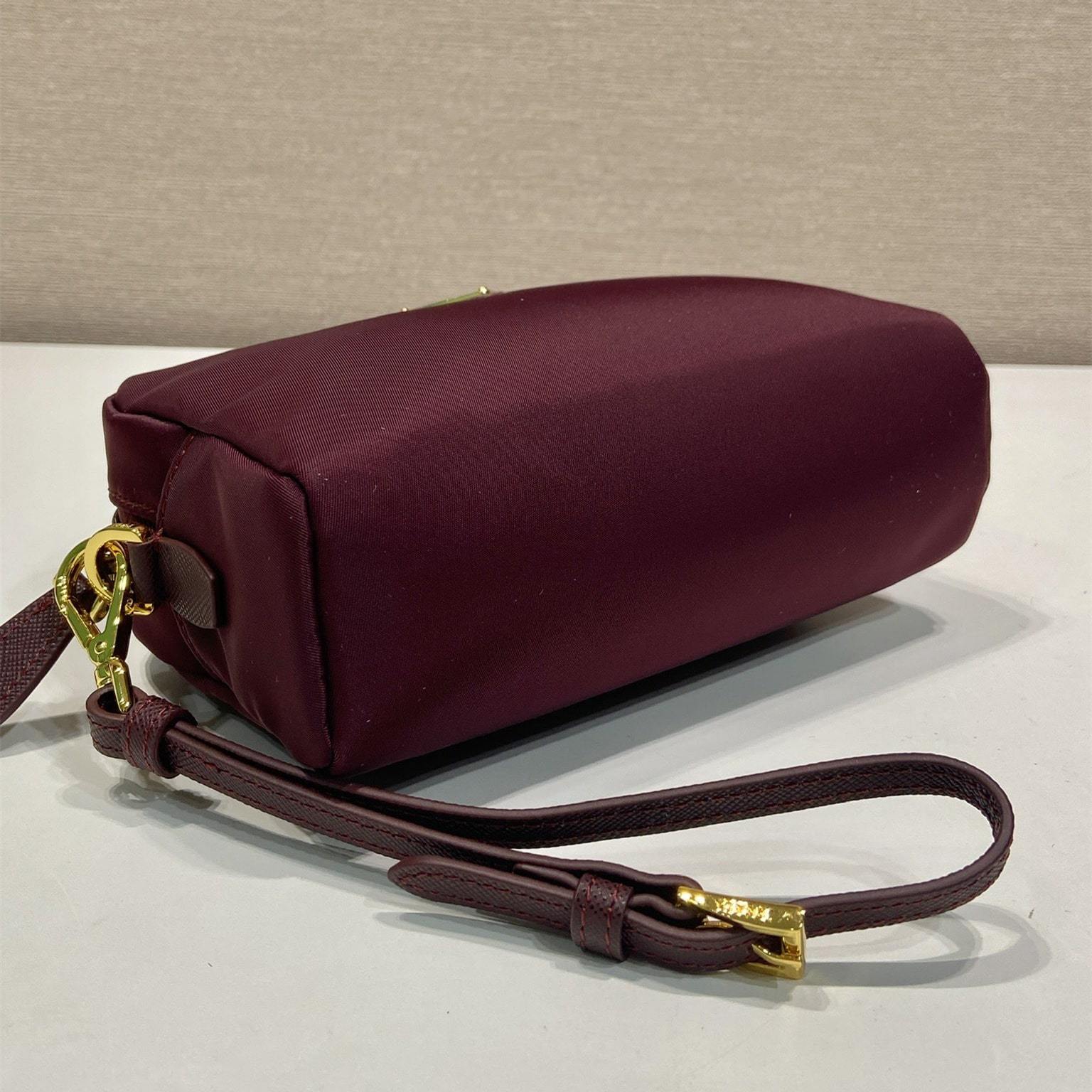 高仿Prada*RE-Nylon系列1NS021手拿包酒紅色小號免檢版