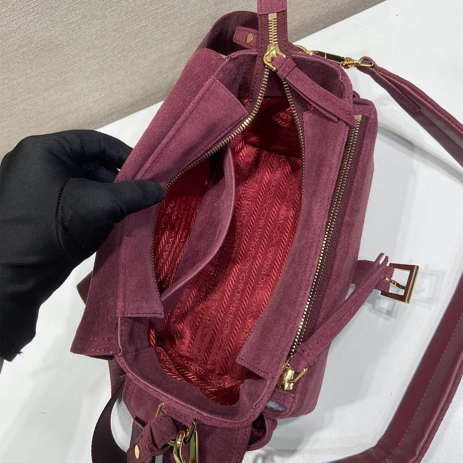 高仿Prada*Explore系列1BD394麂皮郵差包中號酒紅色免檢版