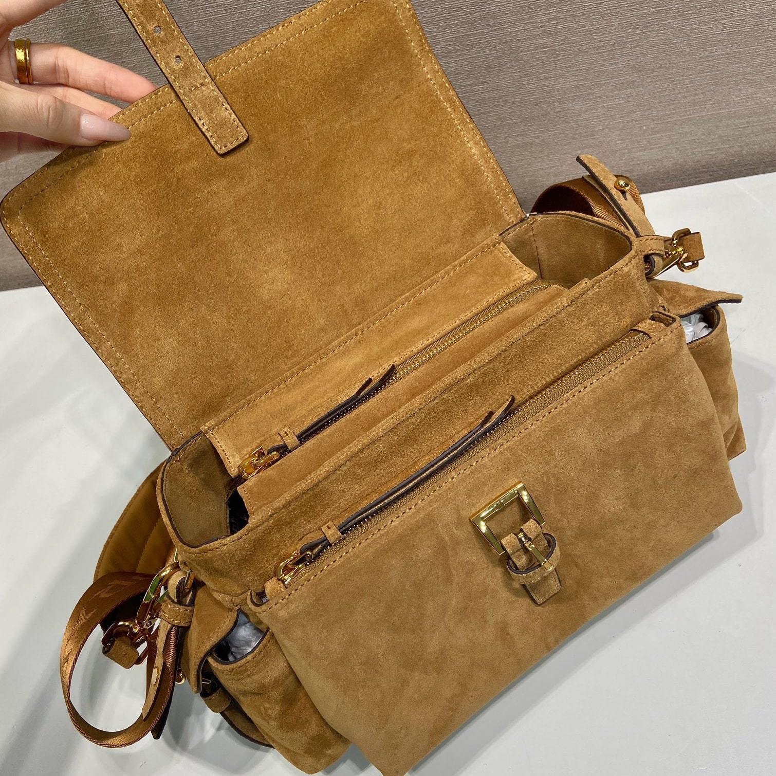 高仿Prada*Explore系列1BD394麂皮郵差包中號棕色免檢版