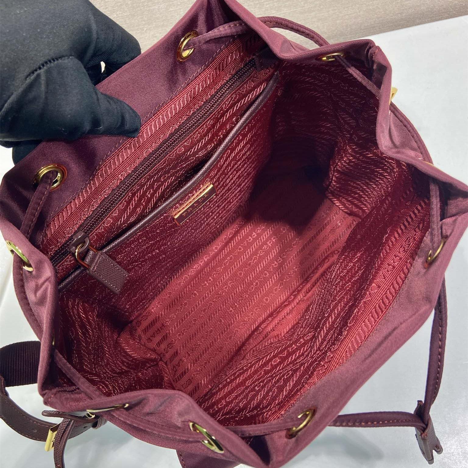 高仿Prada*RE-Nylon系列1BZ677雙肩包酒紅色小號免檢版