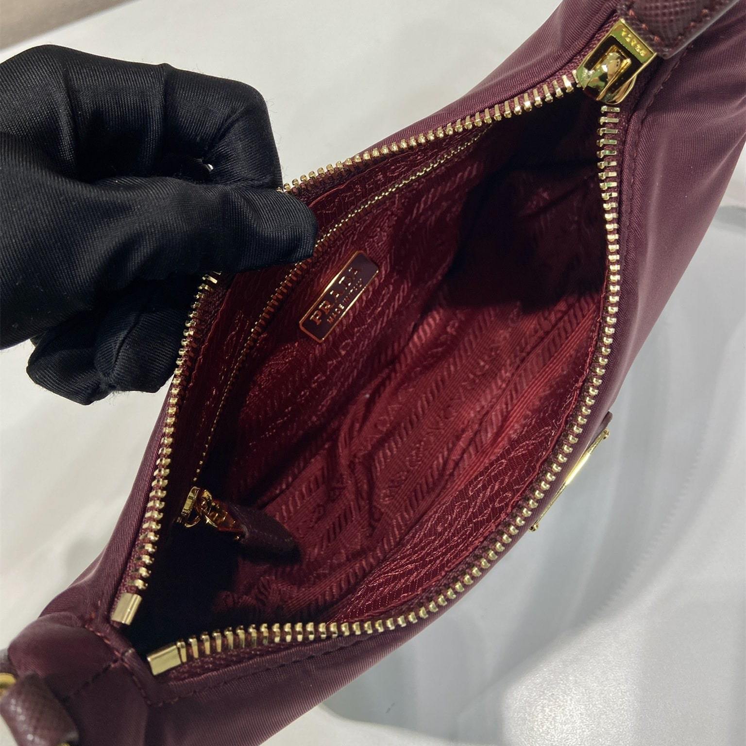 高仿Prada*RE-Nylon系列1N204M腋下包酒紅色Mini免檢版