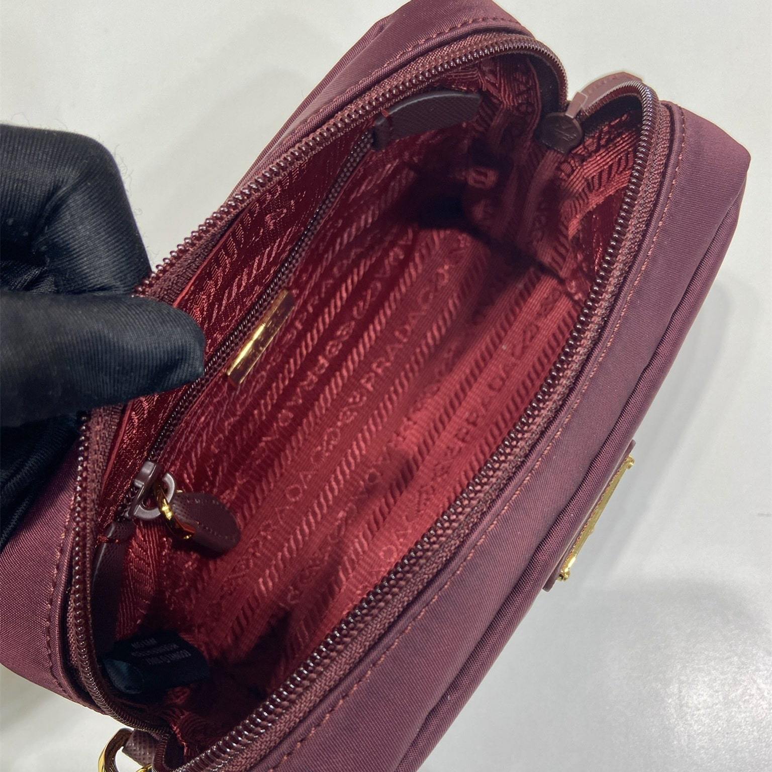 高仿Prada*RE-Nylon系列1NS021手拿包酒紅色小號免檢版
