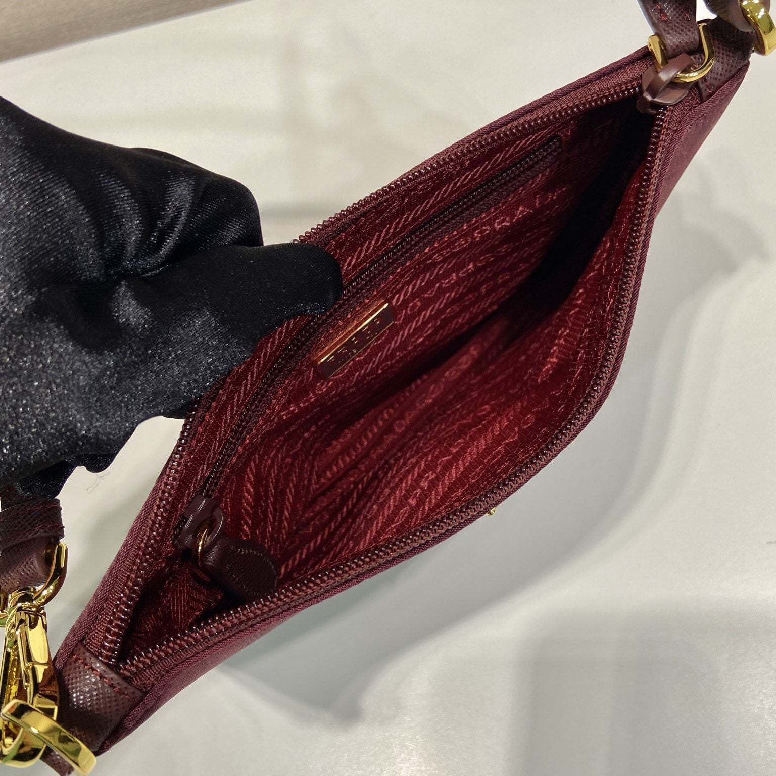 高仿Prada*RE-Nylon系列1NE545腋下包酒紅色免檢版