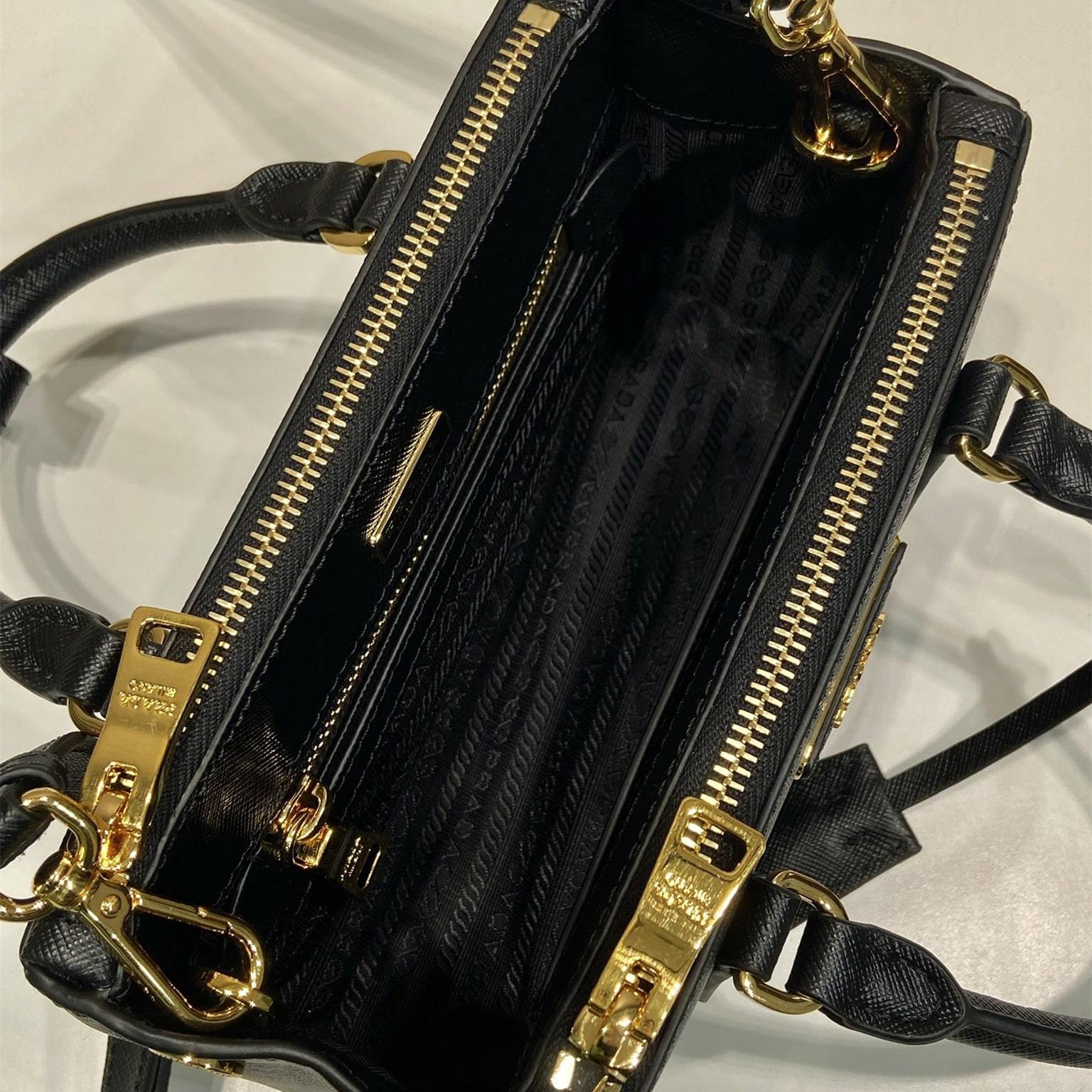 高仿Prada*Galleria系列1BA916紋理牛皮單肩包黑色Mini免檢版