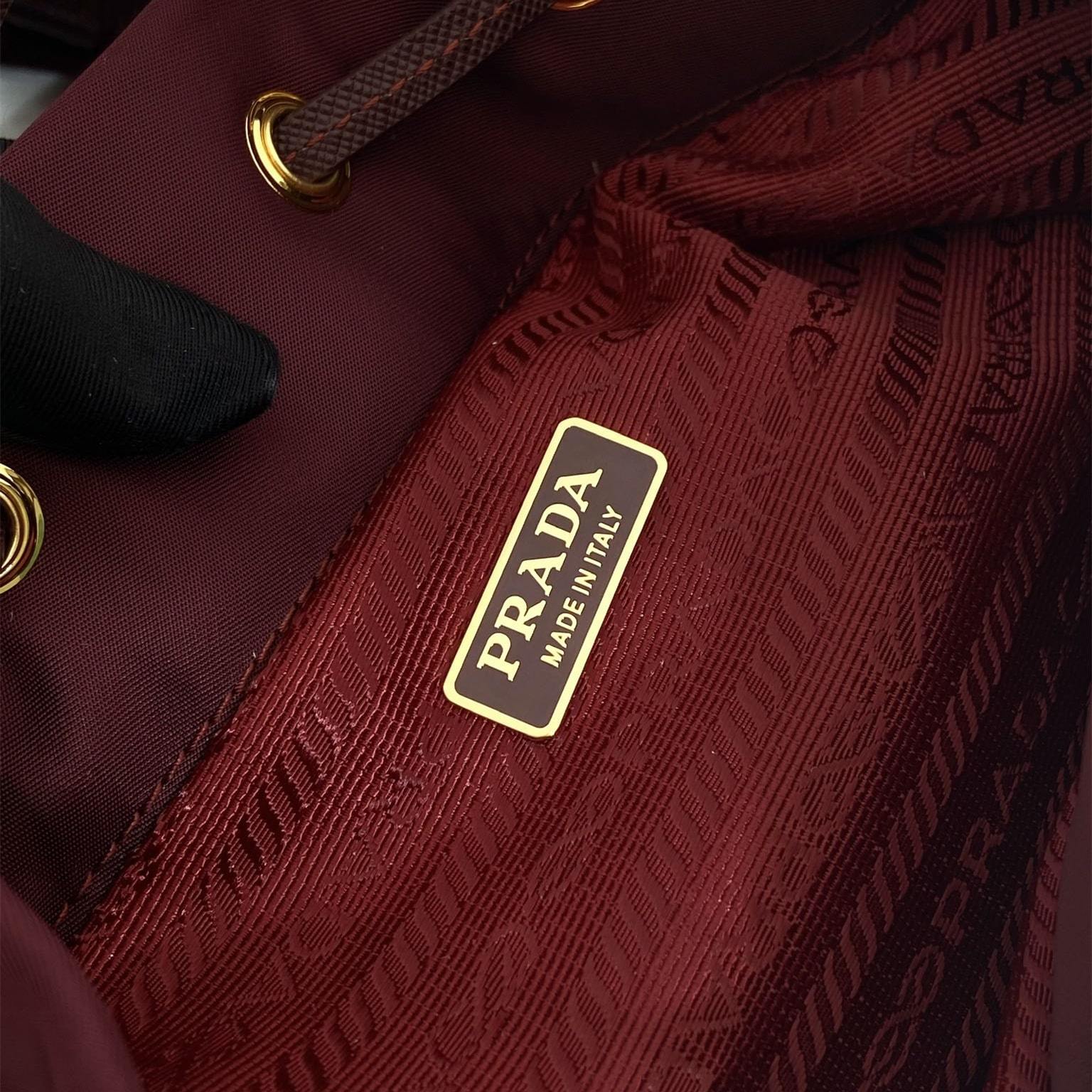 高仿Prada*RE-Nylon系列1BH038水桶包酒紅色免檢版