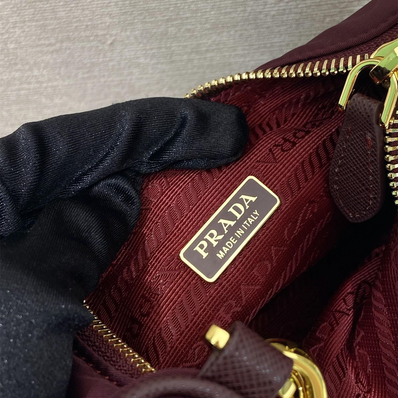 高仿Prada*RE-Nylon系列1BH204單肩包酒紅色免檢版