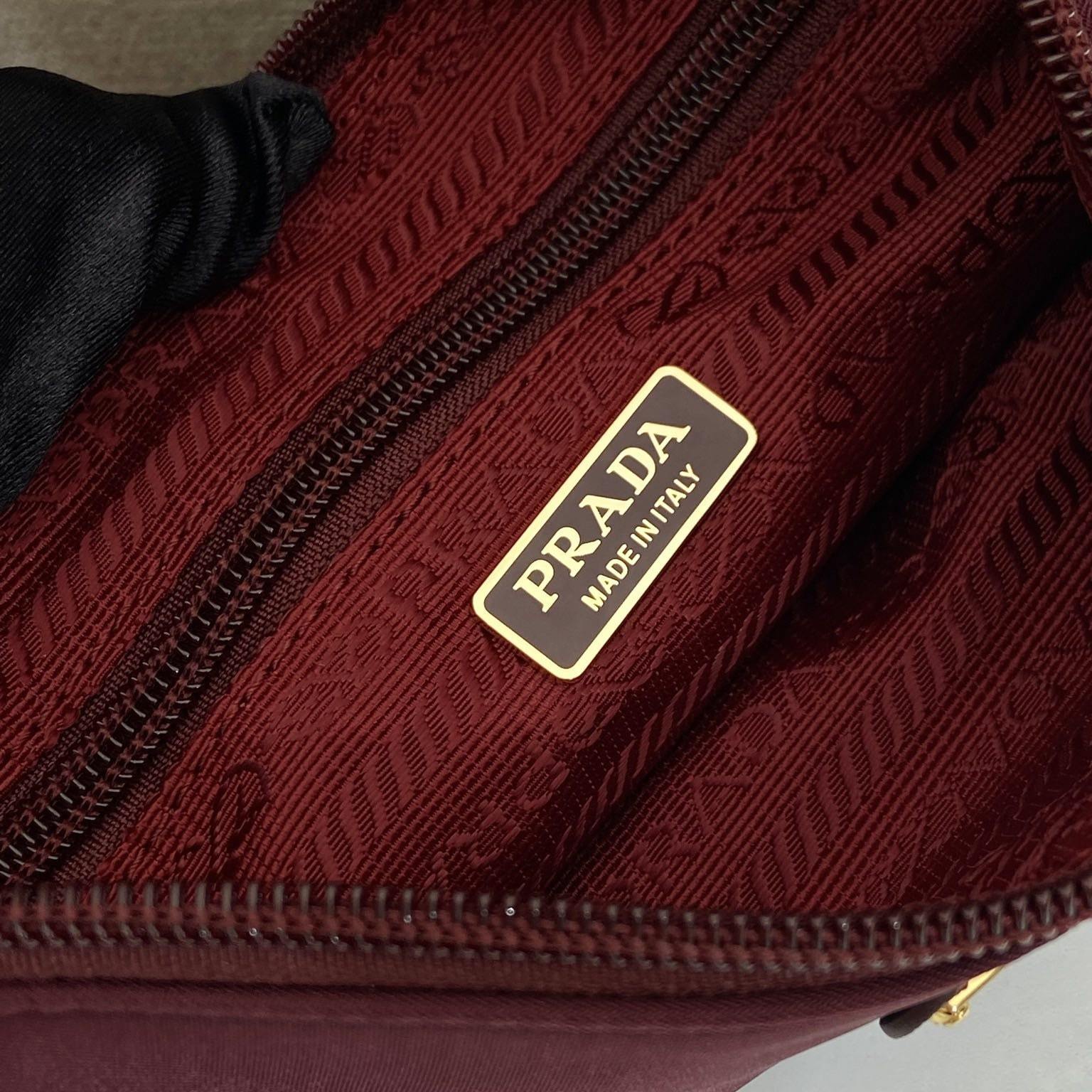 高仿Prada*RE-Nylon系列1NE545腋下包酒紅色免檢版