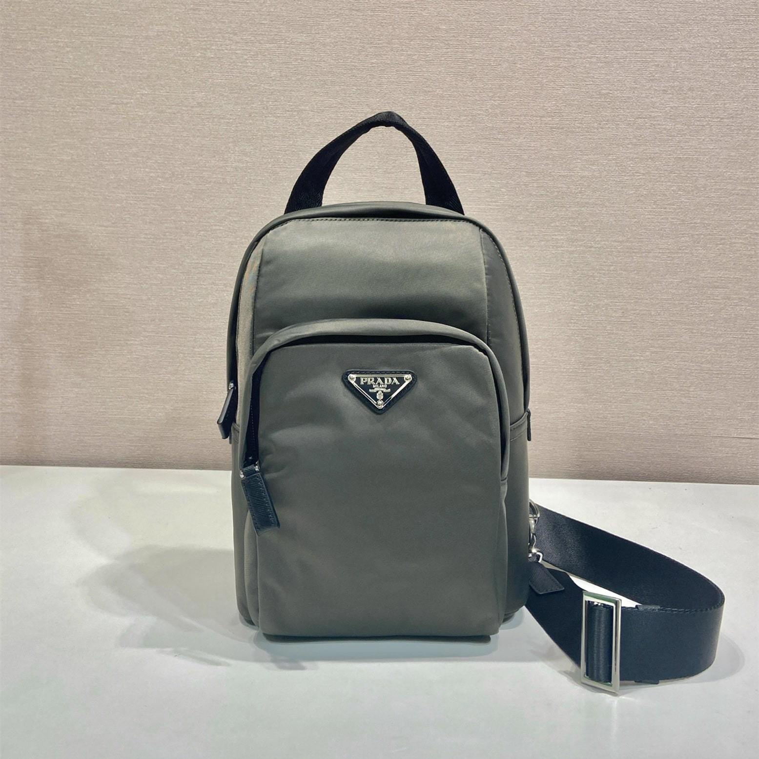 高仿Prada*RE-Nylon系列2VZ116尼龍男士胸包黑灰色免檢版
