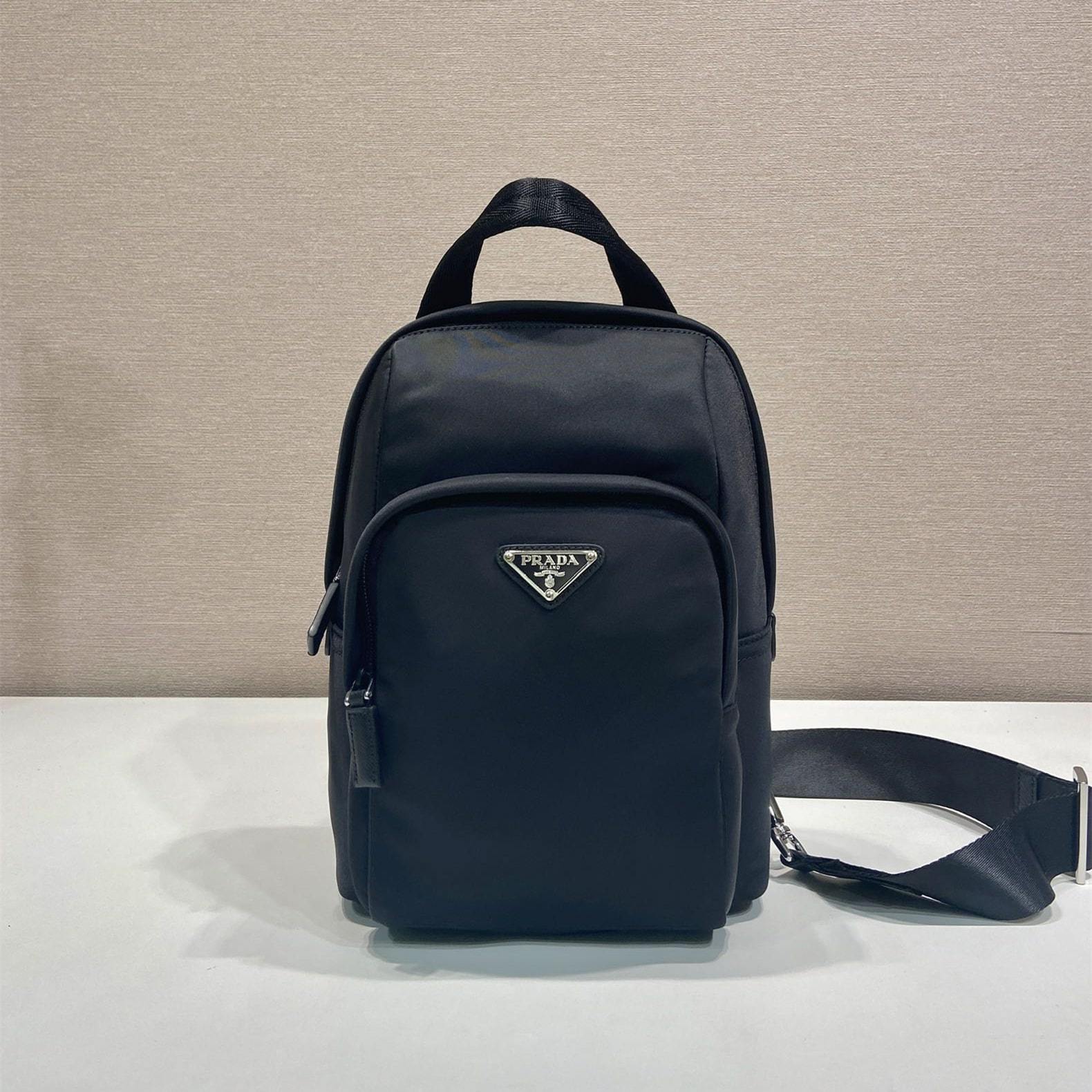 高仿Prada*RE-Nylon系列2VZ116尼龍男士胸包黑色免檢版