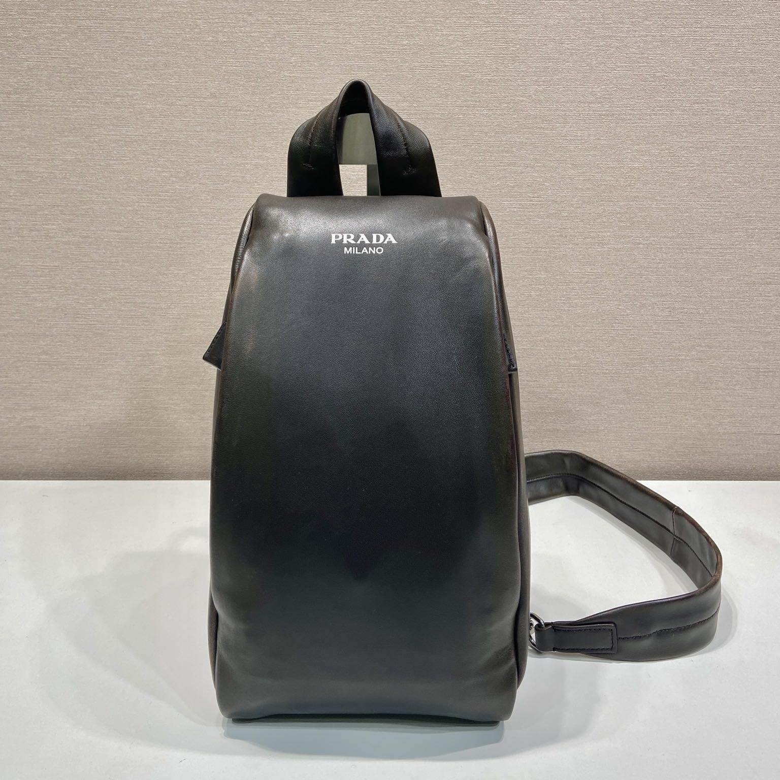 高仿Prada*2VZ114男士單肩胸包做舊皮革免檢版
