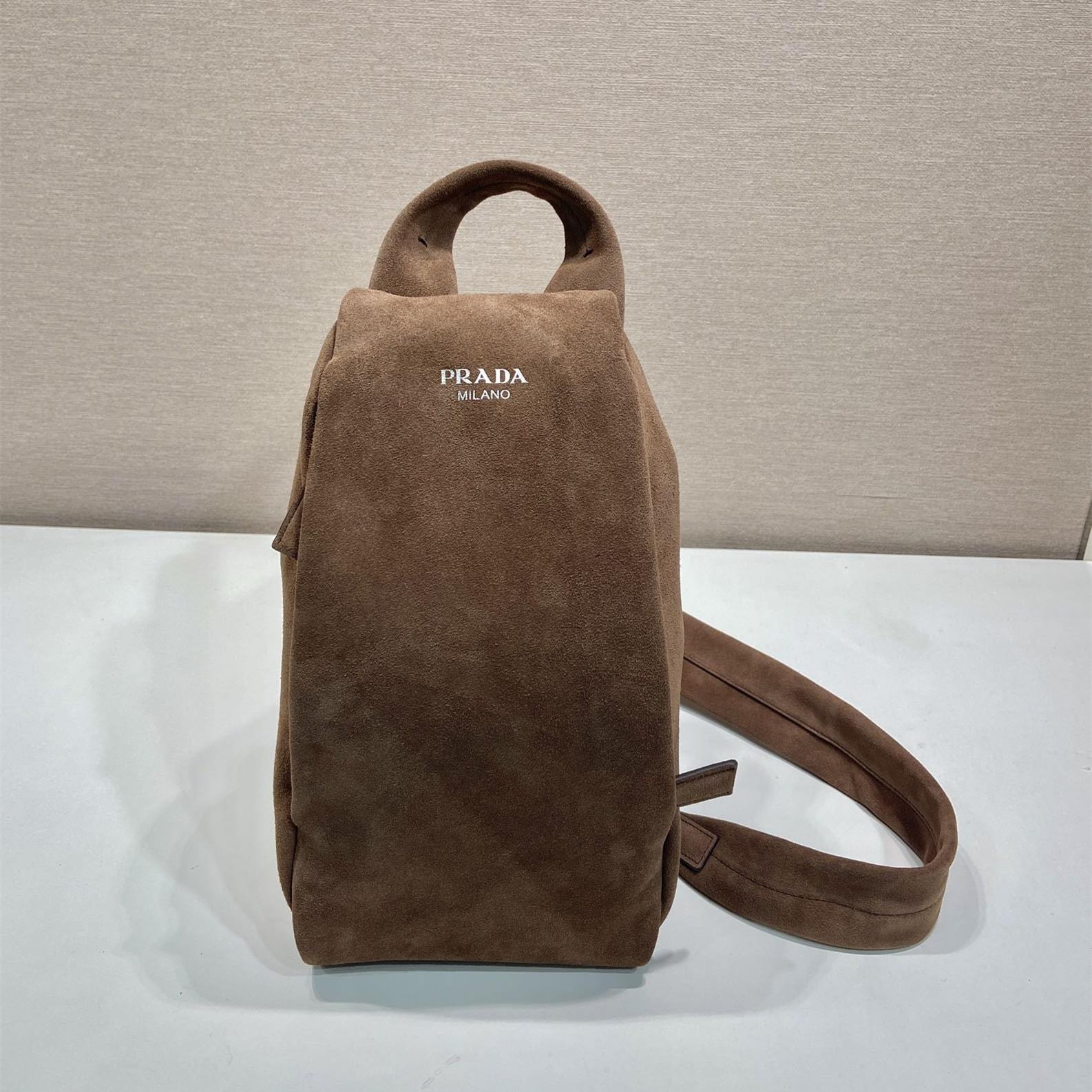高仿Prada*2VZ114男士單肩胸包麂皮棕色免檢版