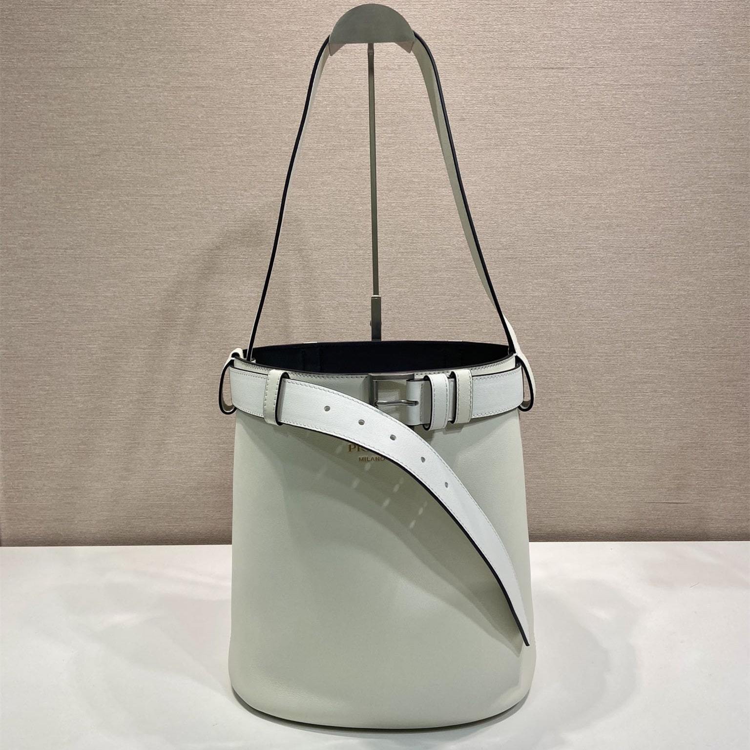 高仿Prada*Buckle系列1BE085小牛皮水桶包白色免檢版