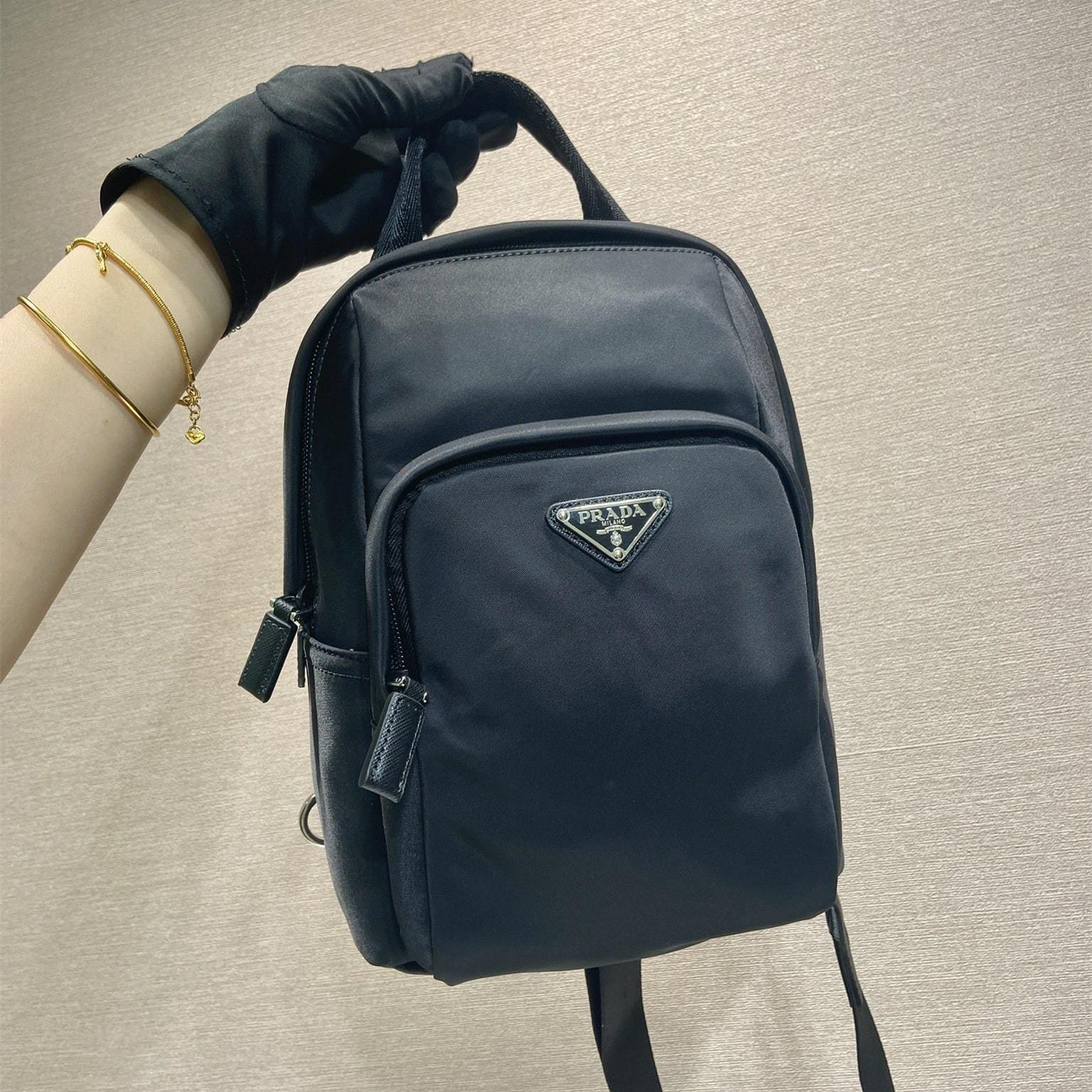 高仿Prada*RE-Nylon系列2VZ116尼龍男士胸包黑色免檢版
