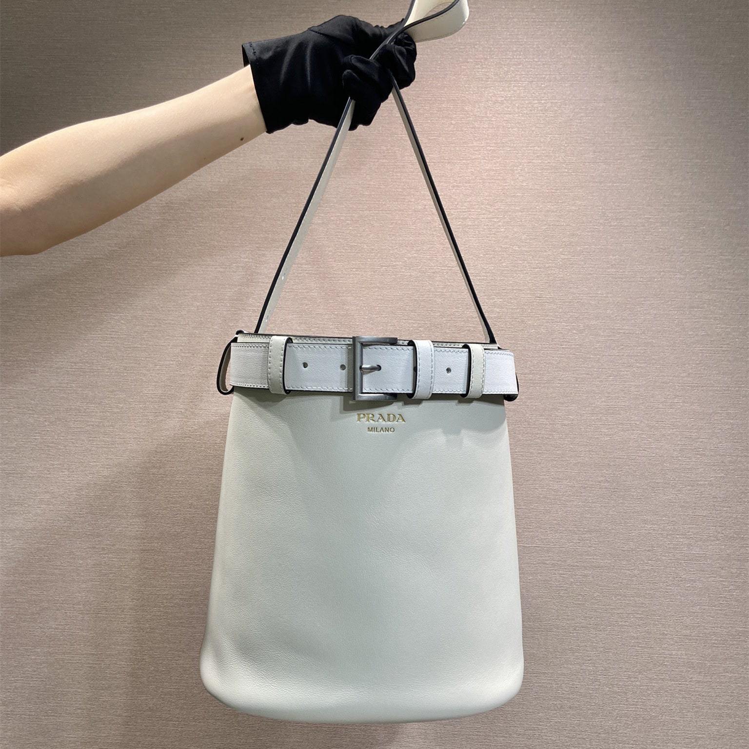 高仿Prada*Buckle系列1BE085小牛皮水桶包白色免檢版