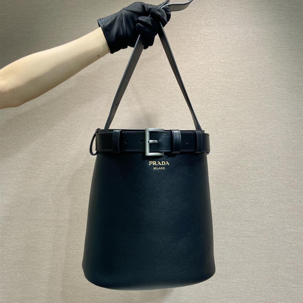 高仿Prada*Buckle系列1BE085小牛皮水桶包黑色免檢版