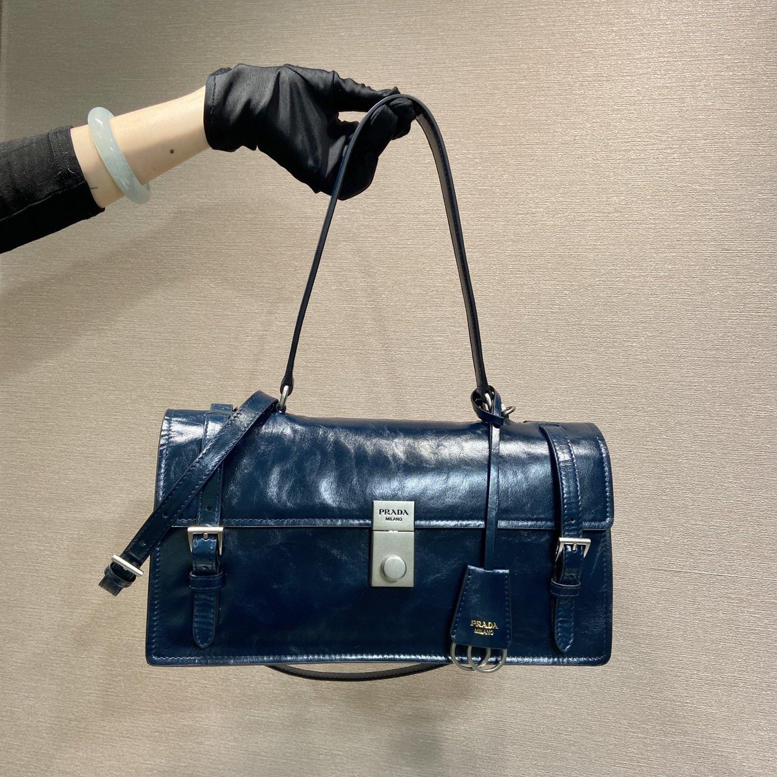 高仿Prada*1BN026筆筒包單肩包黑色中號免檢版