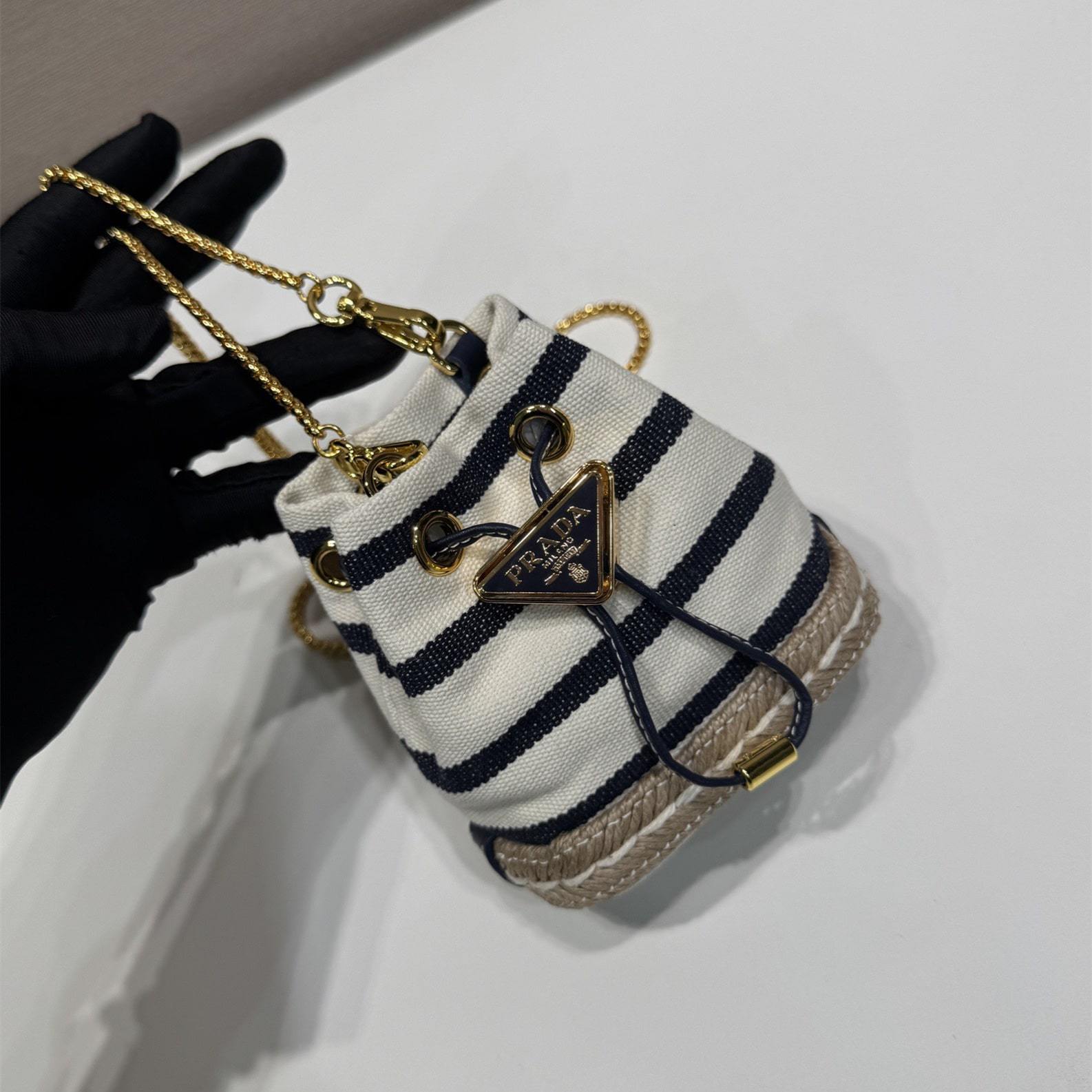 高仿Prada*Mariner系列1NR16H水桶包藍黑Mini免檢版
