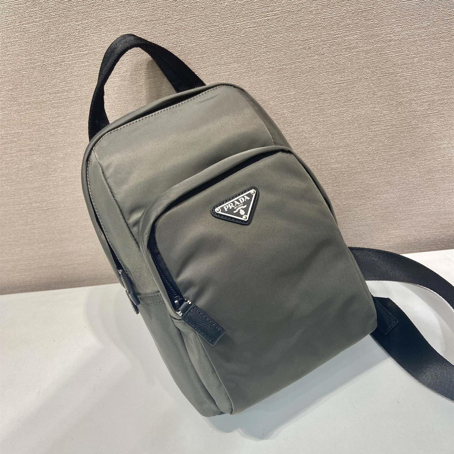 高仿Prada*RE-Nylon系列2VZ116尼龍男士胸包黑灰色免檢版