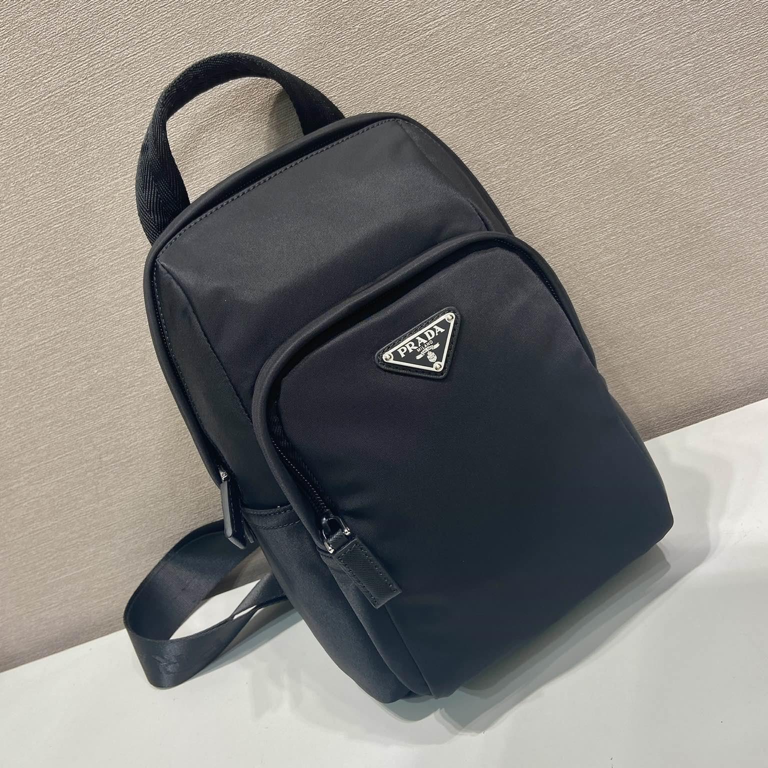 高仿Prada*RE-Nylon系列2VZ116尼龍男士胸包黑色免檢版