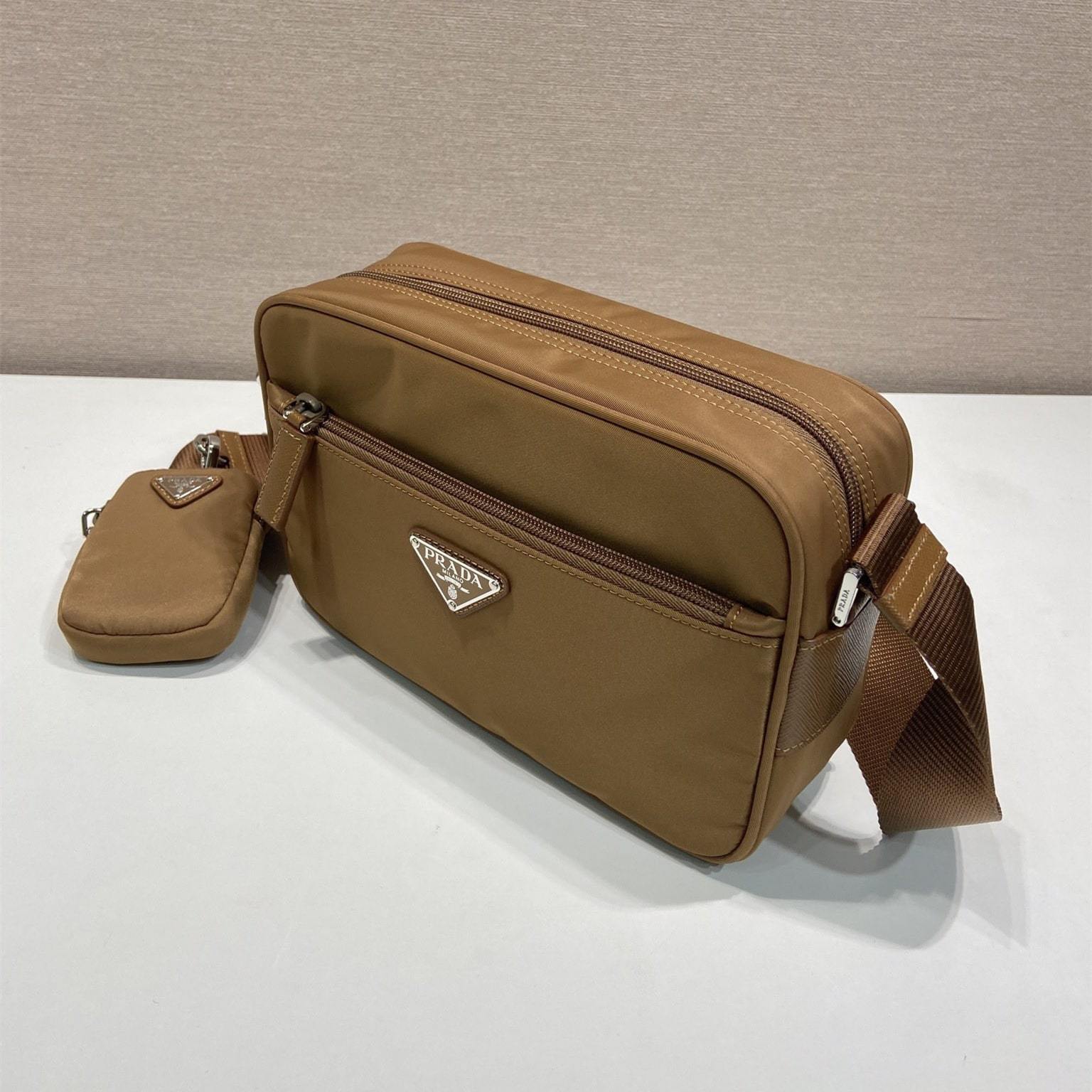 高仿Prada*RE-Nylon系列1BC167郵差包棕色免檢版