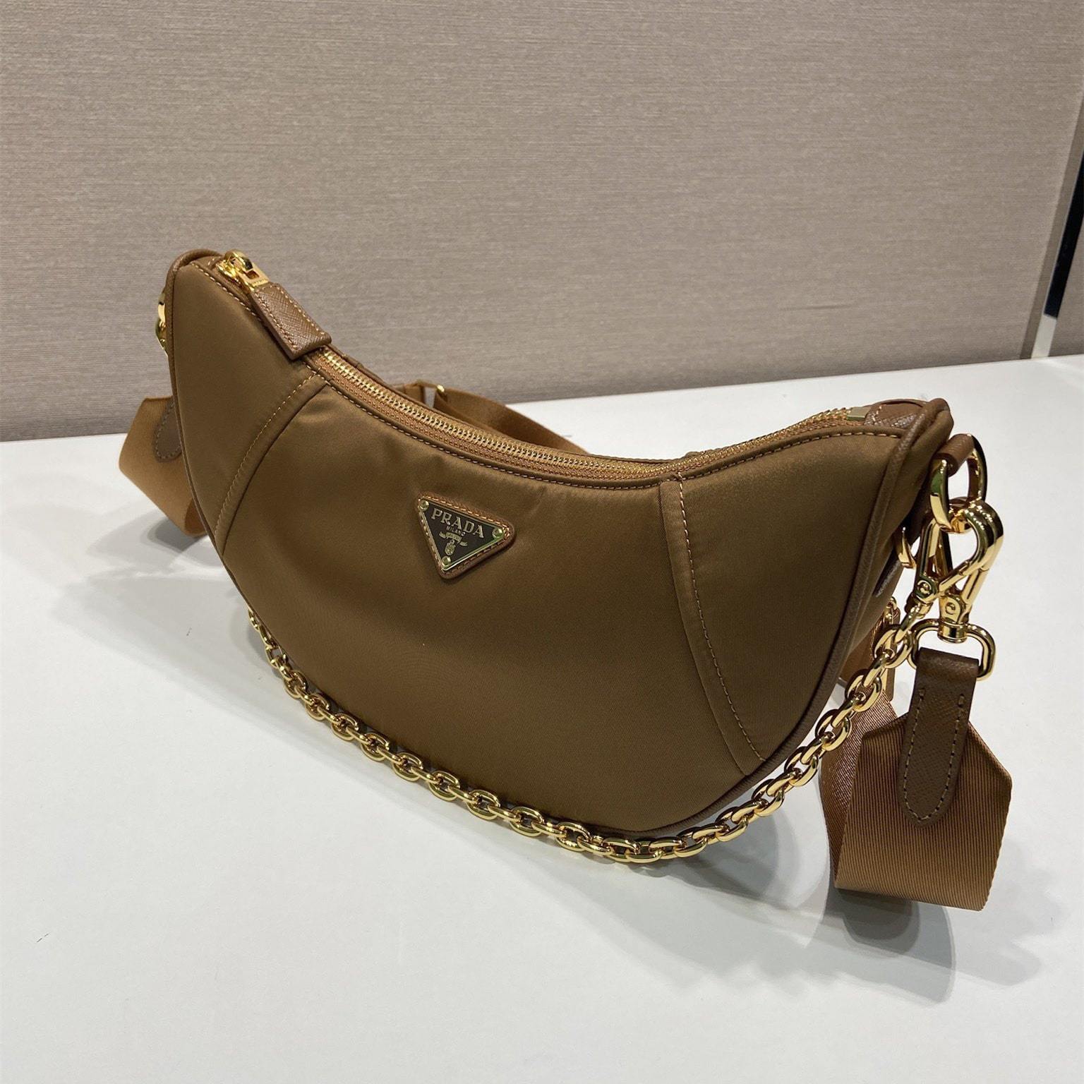 高仿Prada*RE-Nylon系列1BH222單肩半月包棕色免檢版