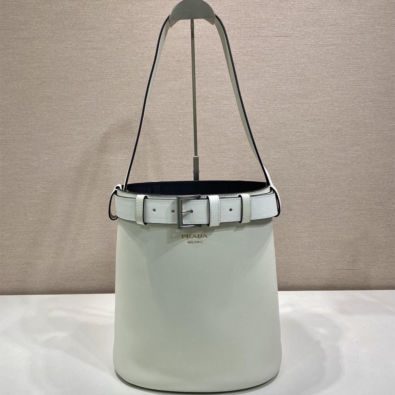 高仿Prada*Buckle系列1BE085小牛皮水桶包白色免檢版