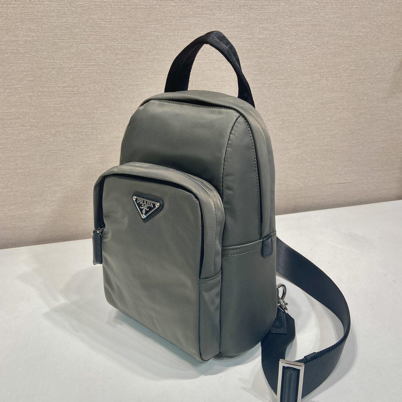 高仿Prada*RE-Nylon系列2VZ116尼龍男士胸包黑灰色免檢版
