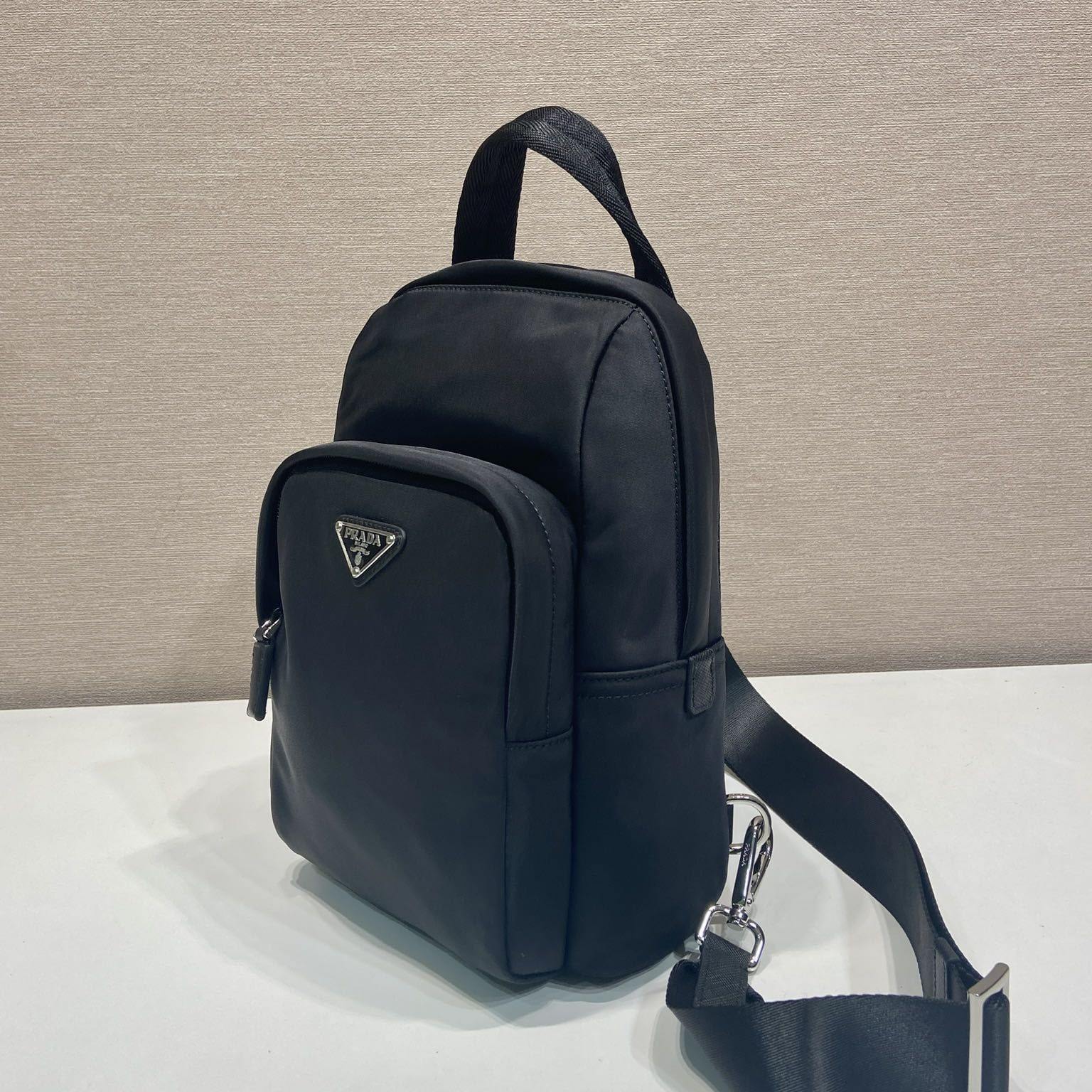 高仿Prada*RE-Nylon系列2VZ116尼龍男士胸包黑色免檢版