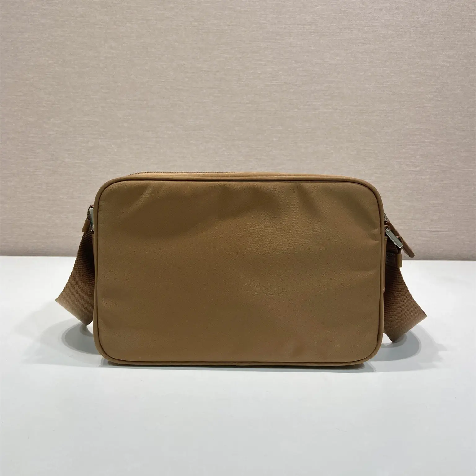Prada RE-Nylon 1BC167 郵差包 側面與手柄細節