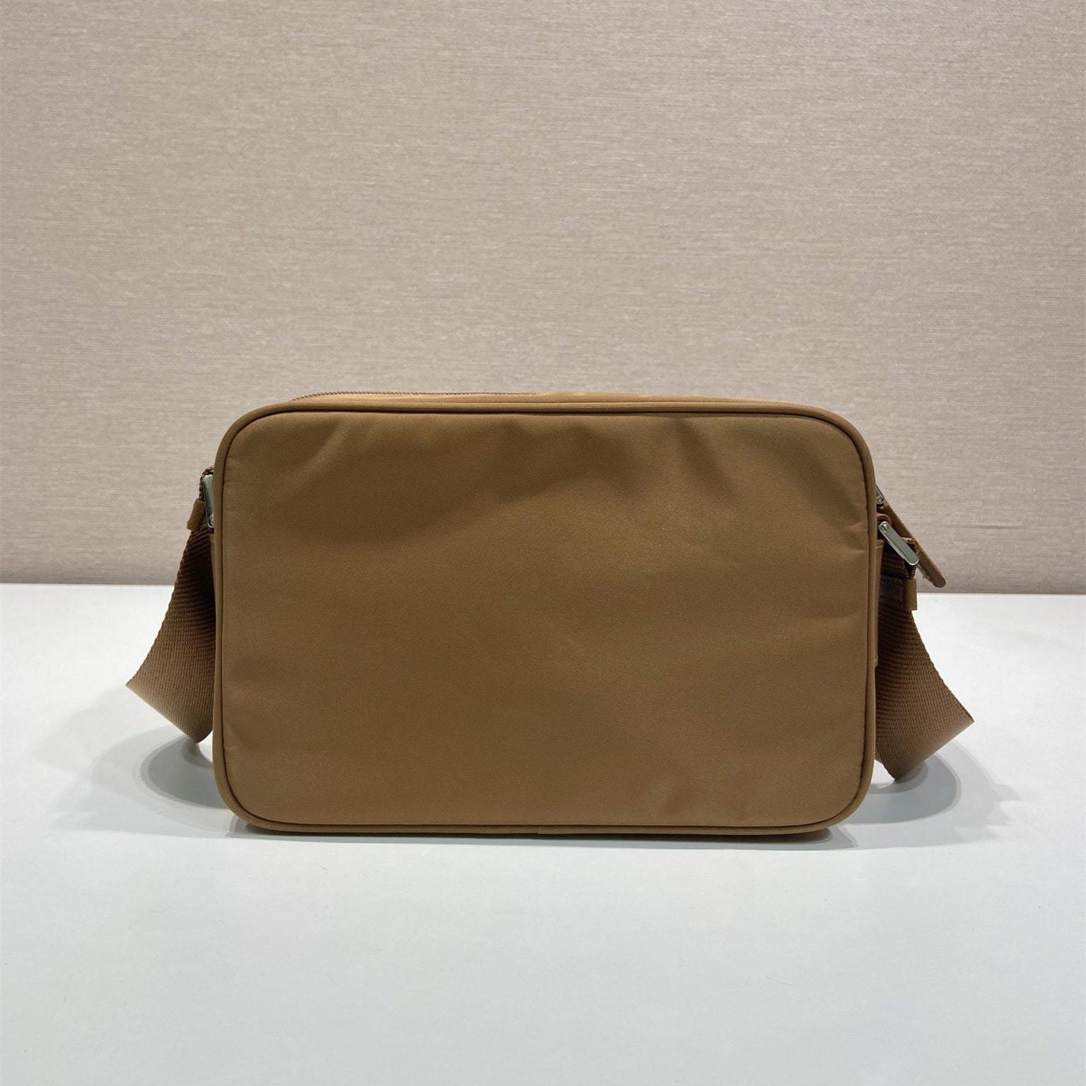 高仿Prada*RE-Nylon系列1BC167郵差包棕色免檢版