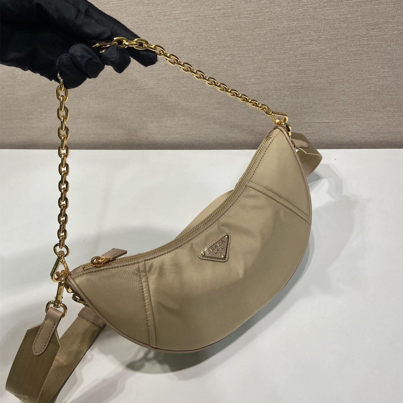 高仿Prada*RE-Nylon系列1BH222單肩半月包駝色免檢版