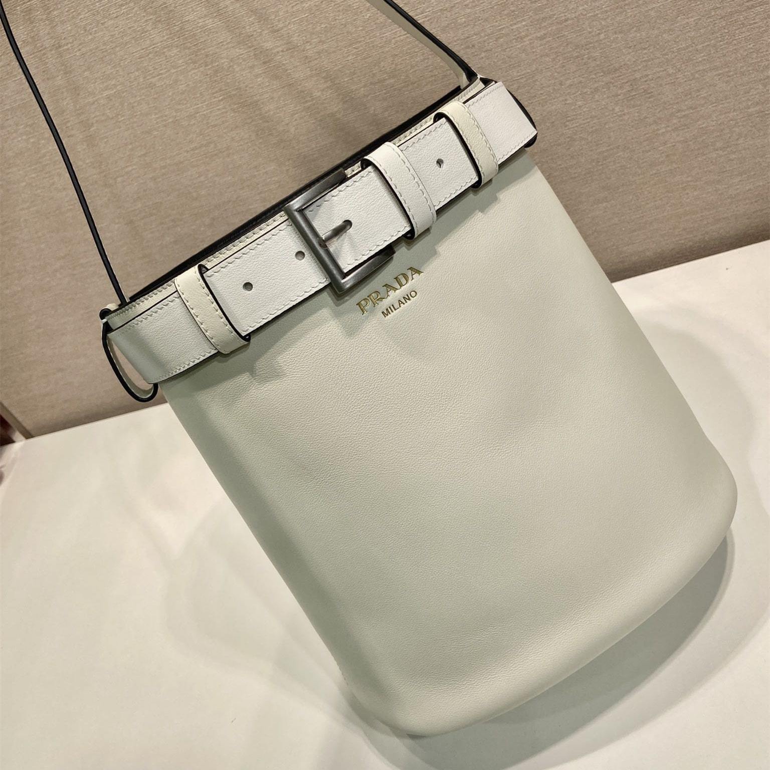 高仿Prada*Buckle系列1BE085小牛皮水桶包白色免檢版