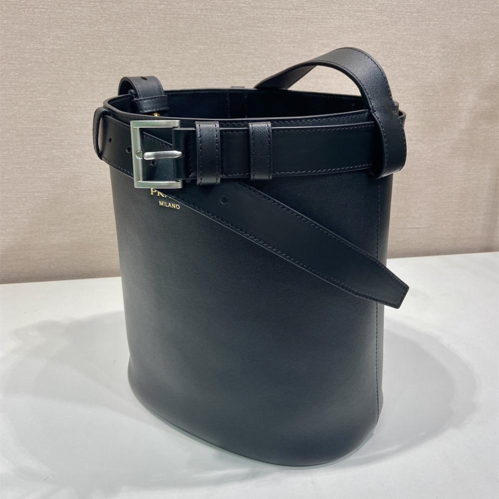 高仿Prada*Buckle系列1BE085小牛皮水桶包黑色免檢版