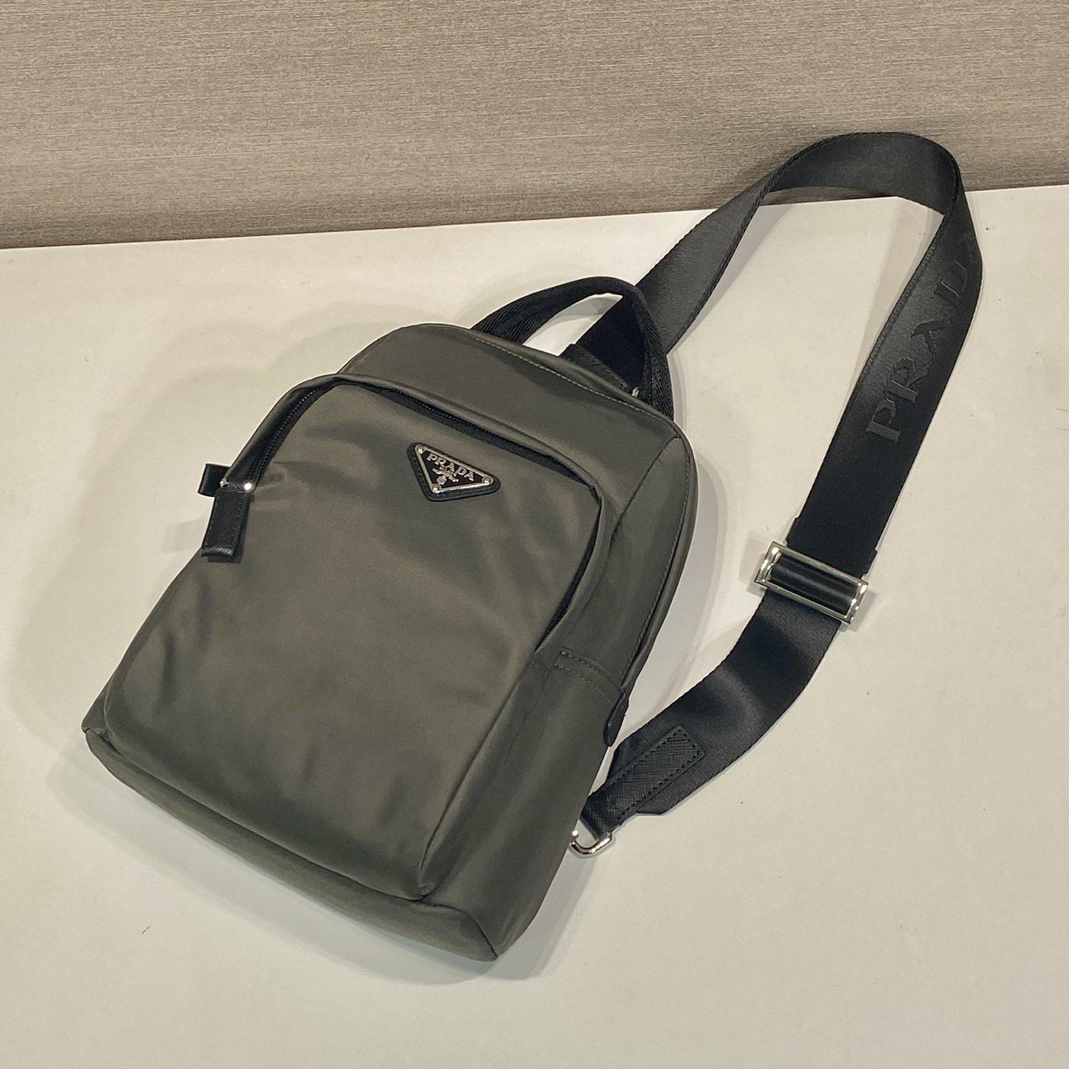 高仿Prada*RE-Nylon系列2VZ116尼龍男士胸包黑灰色免檢版