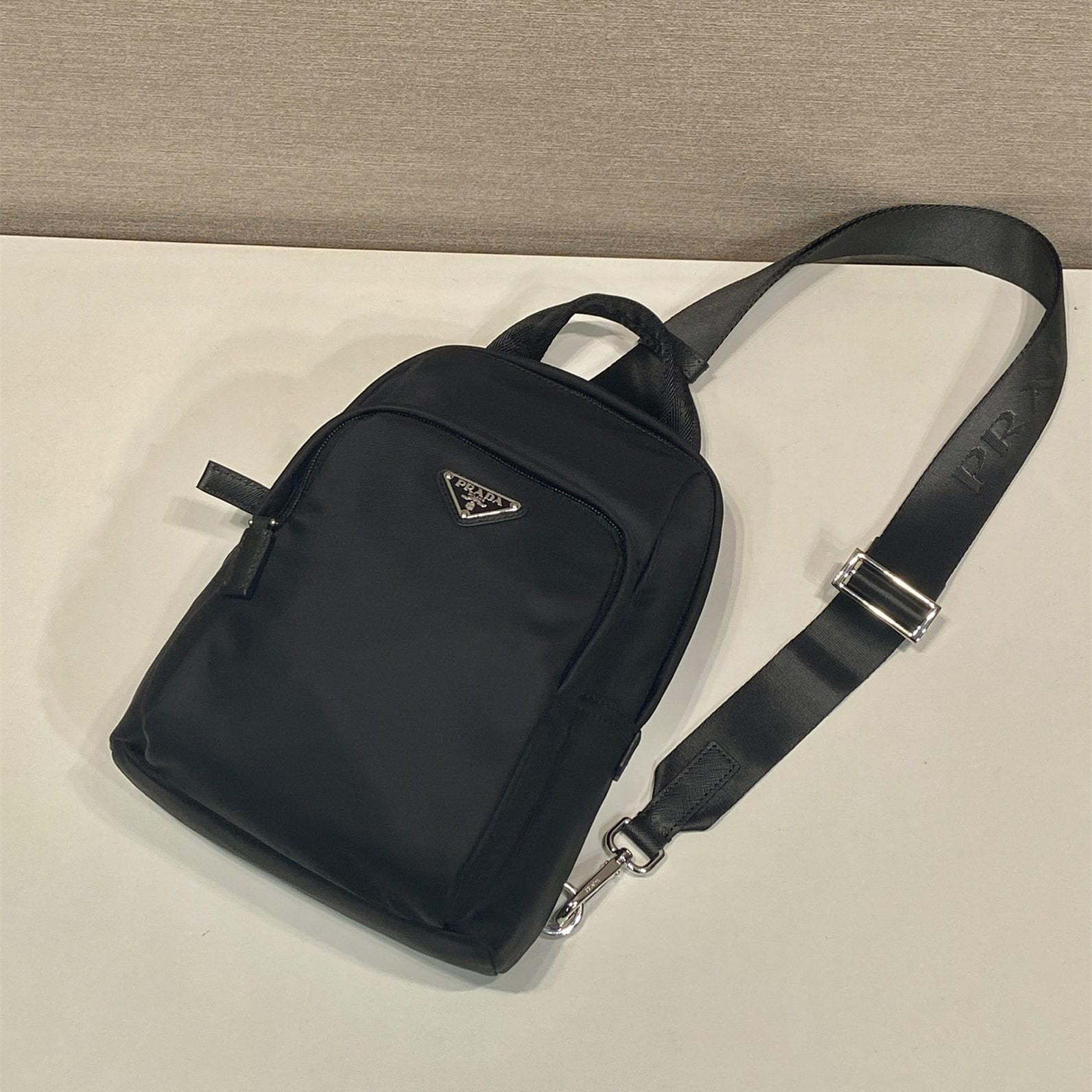 高仿Prada*RE-Nylon系列2VZ116尼龍男士胸包黑色免檢版