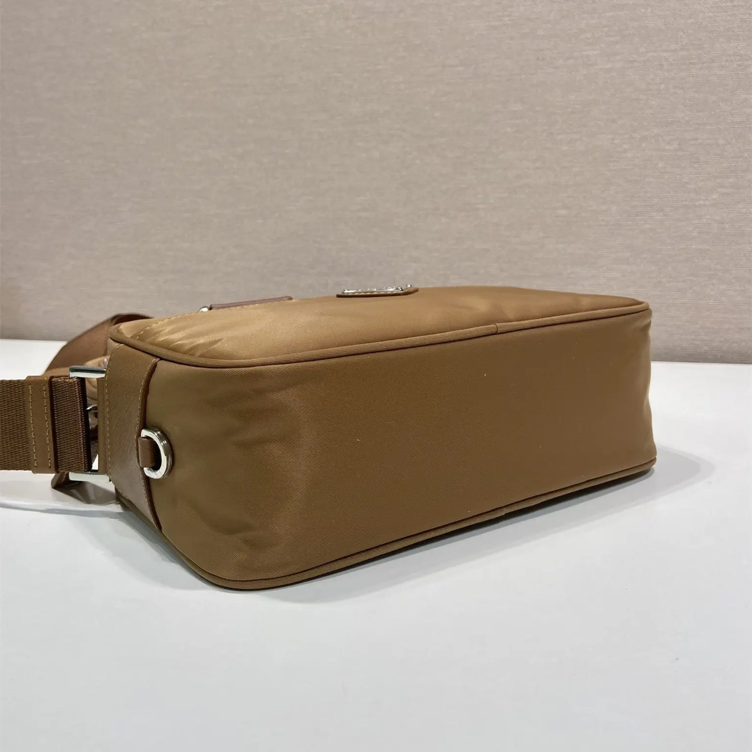 Prada RE-Nylon 1BC167 郵差包 五金與拉鏈特寫